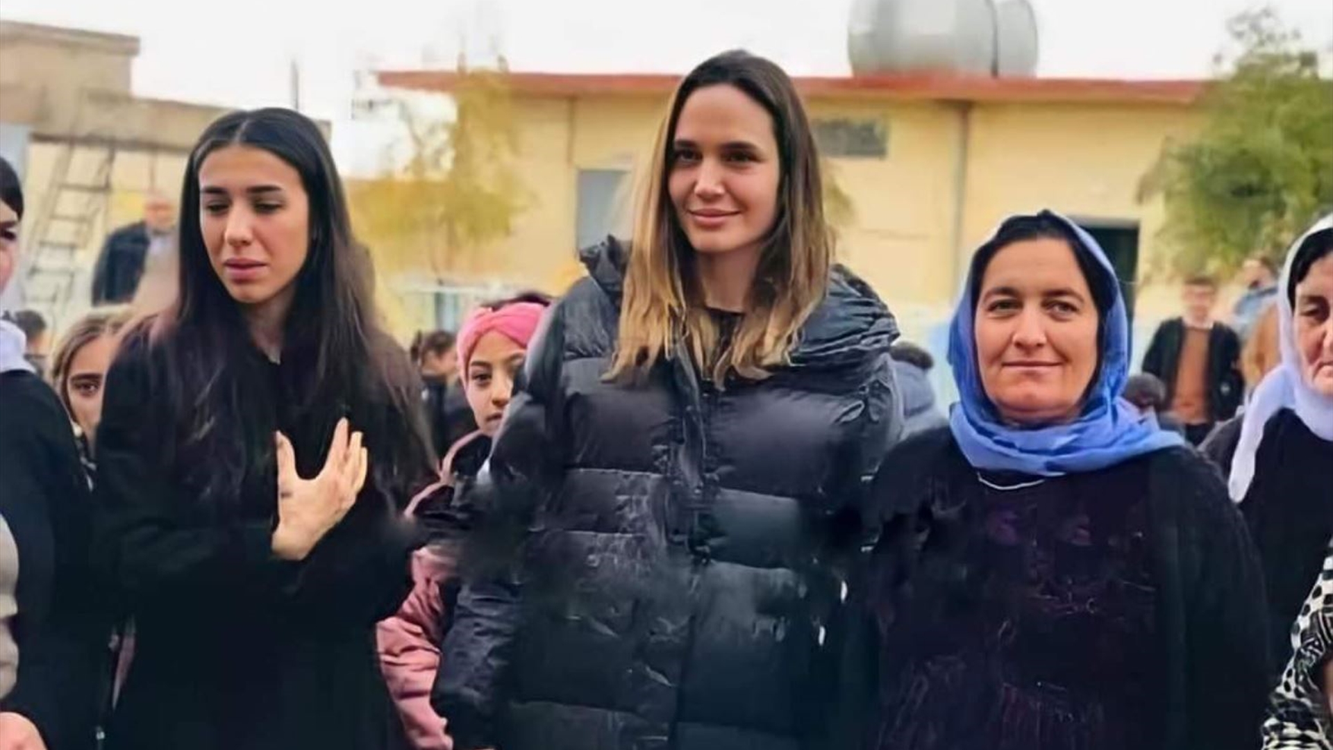 أنجلينا جولي والأيزيدية نادية مراد تزوران أهالي ضحايا داعش في العراق (فيديو وصور)