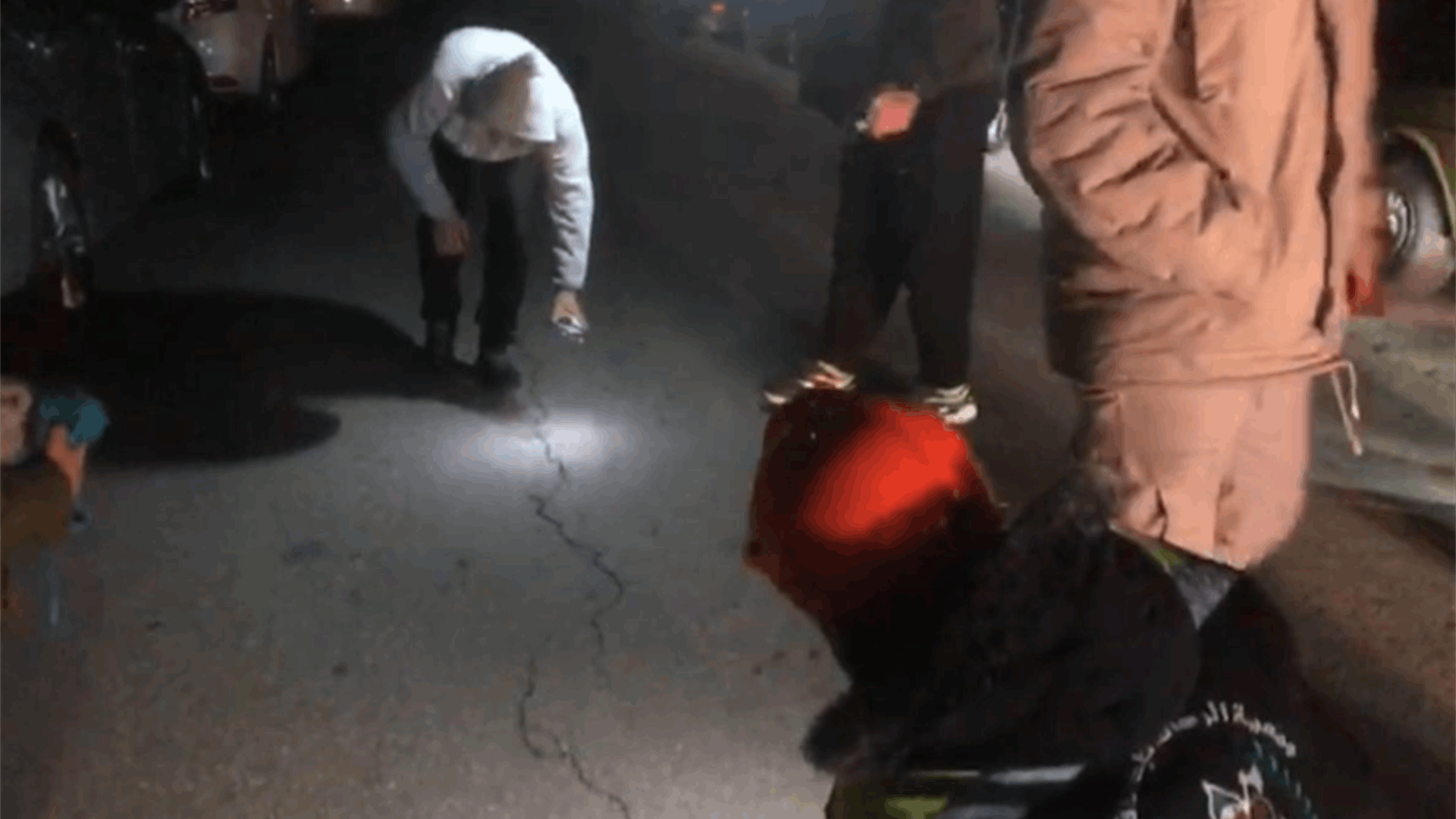 تشققات في شارع في صور نتيجة الهزة الأرضية