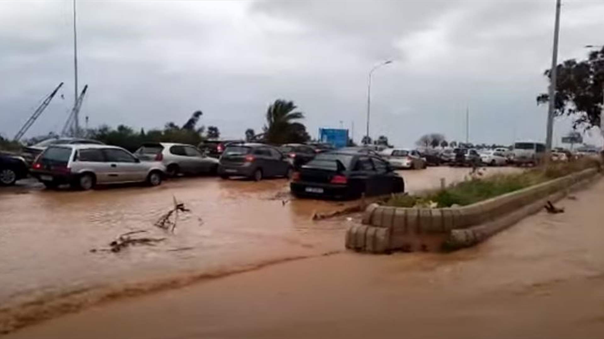 السيول تغمر طرقات لبنان... (فيديوهات)