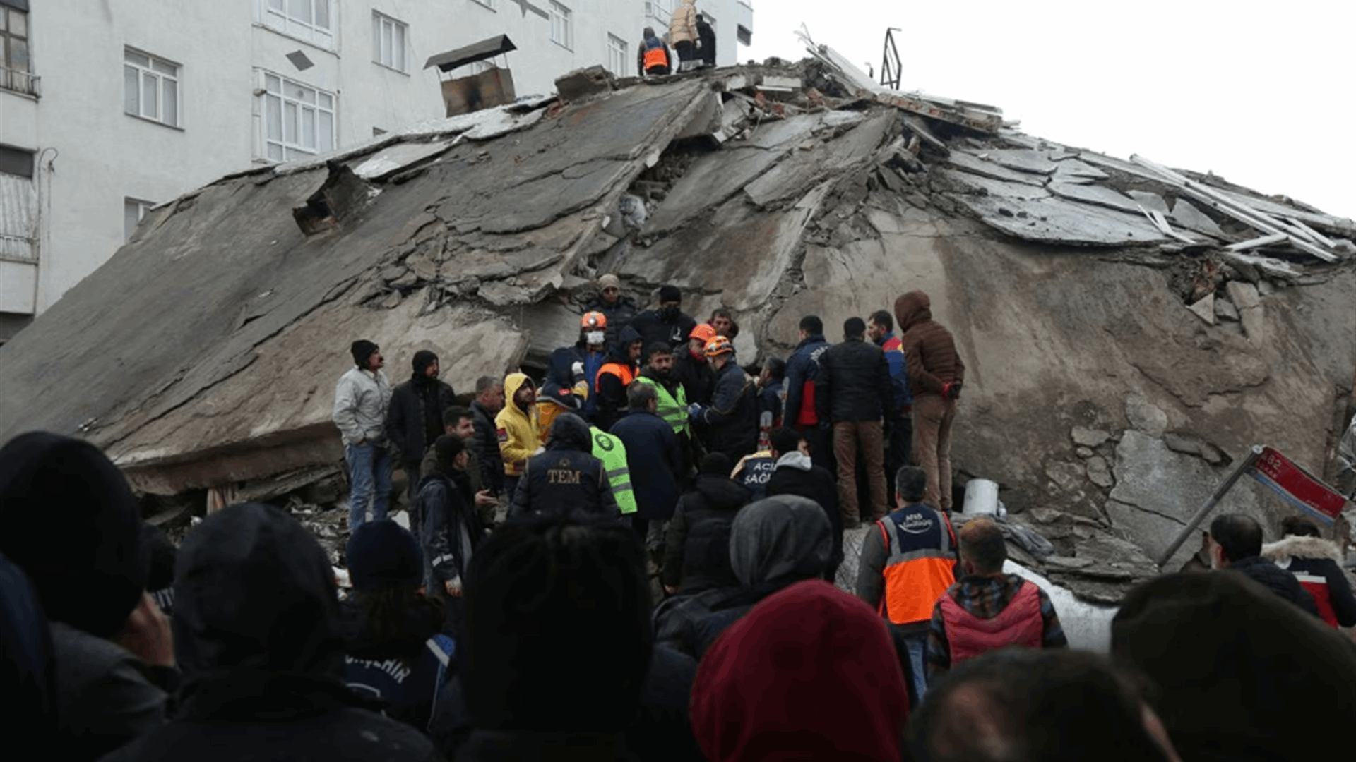 Turkey quake kills 912 in historic disaster