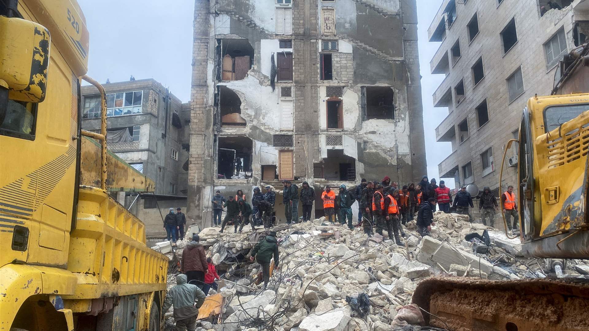 300 جندي روسي يساعدون في رفع الأنقاض في سوريا