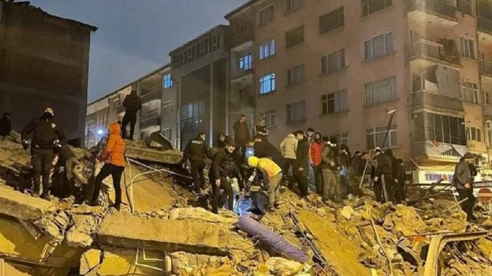 الوصول الى ثلاثة لبنانيين عالقين تحت أنقاض أحد الفنادق في انطاكية وانتشال رابع