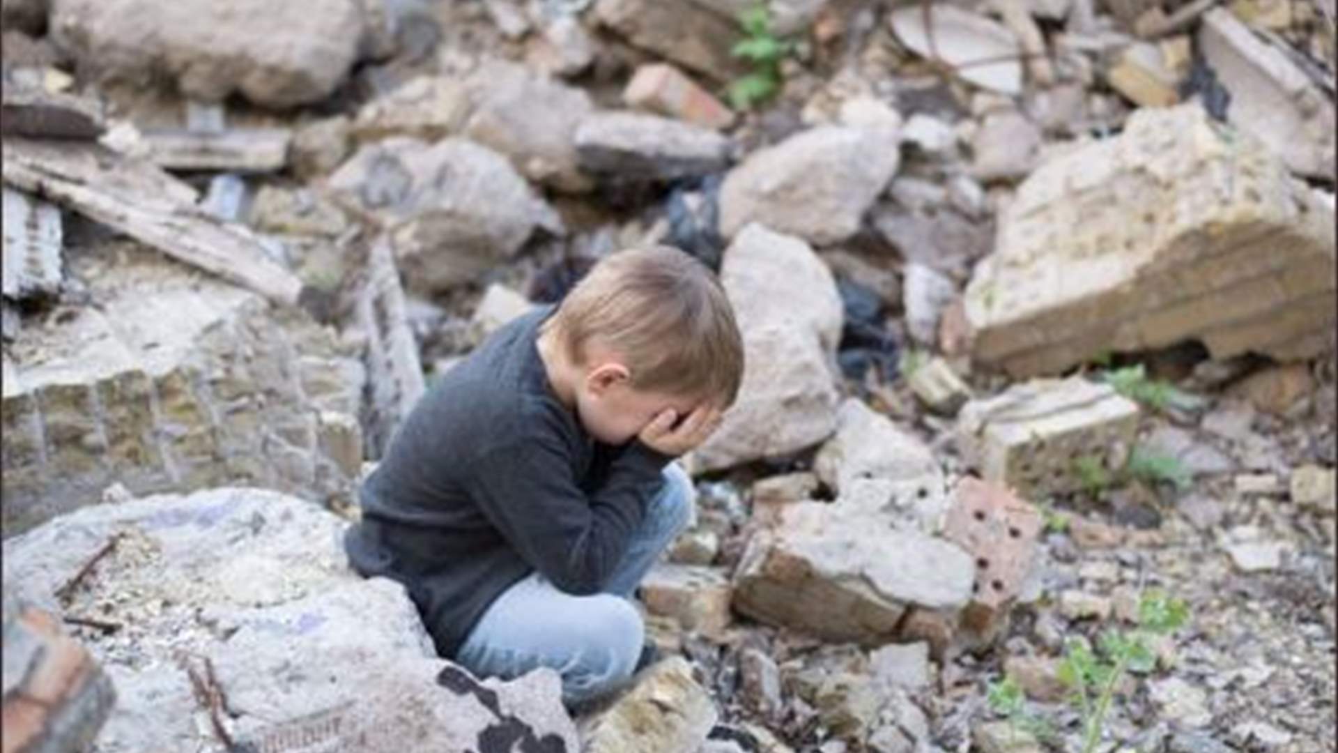 اليكم الرواية الحقيقية لصورة الطفل الذي &quot;يبكي والديه اثر الزلزال&quot;... 