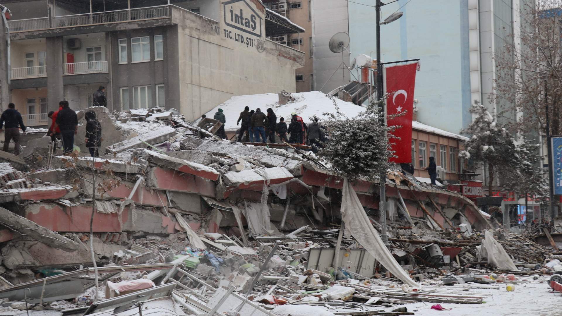 ارتفاع حصيلة الزلزال في تركيا ...