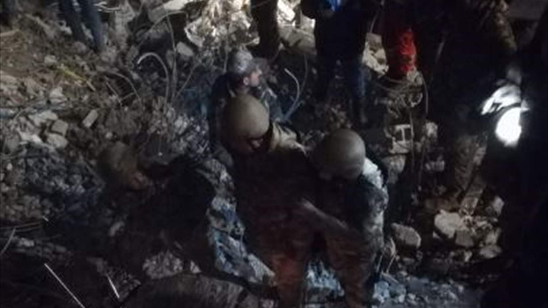 عناصر من الجيش اللبناني باشروا أعمال البحث والإنقاذ في جبلة - سوريا 