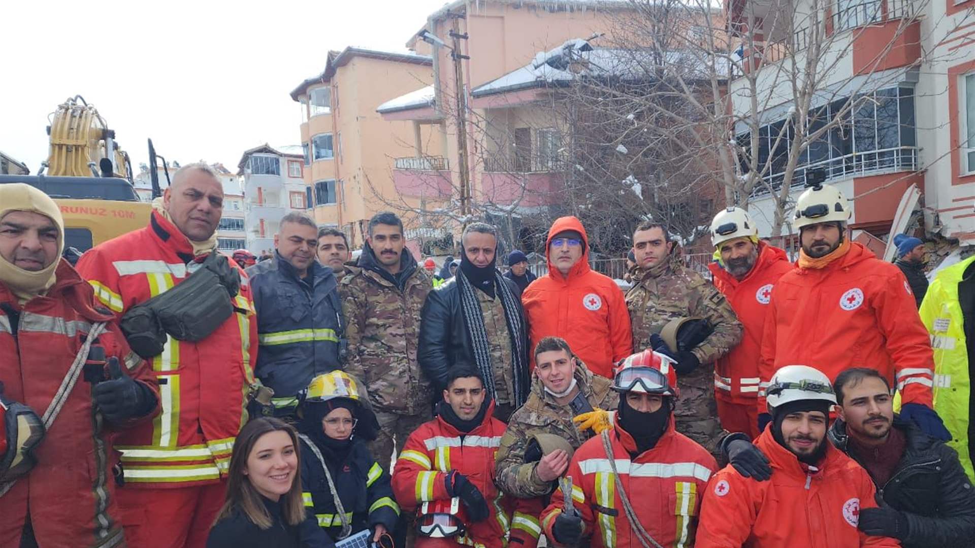 فريق الانقاذ اللبناني نجح في انقاذ امرأة تركية حامل وطفلتها وعدد من العالقين تحت الانقاض (فيديو وصور)