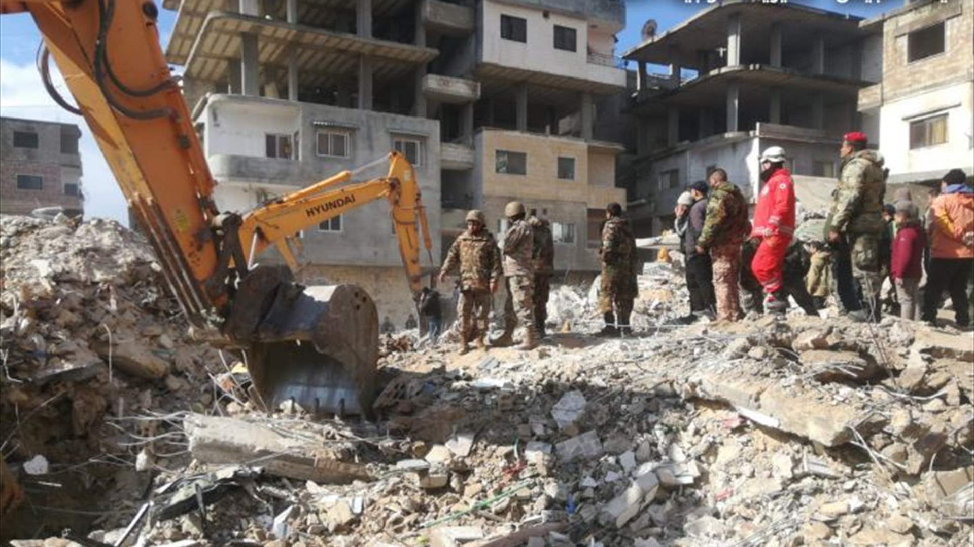 عناصر فوج الهندسة في الجيش اللبناني بدأوا أعمال البحث والإنقاذ في مدينتي البستان التركية وجبلة السورية (صور)