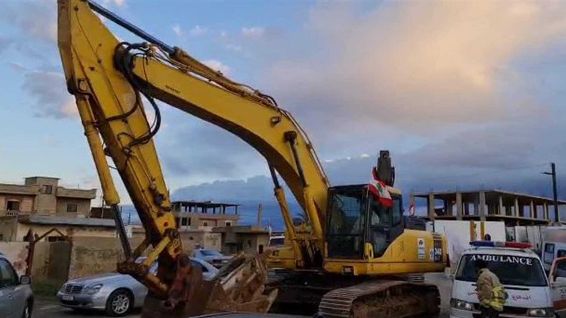 وزارة الأشغال اللبنانية ترسل عدة جرافات ومجموعة من الدفاع المدني الى سوريا للمساهمة في رفع الانقاض ودخلت الاليات عبر معبر العريضة