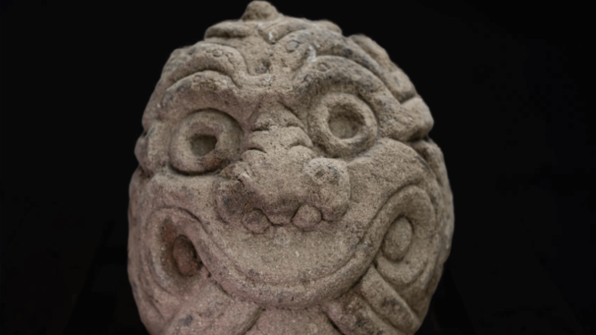 تعود إلى حقبة ما قبل كولومبوس... سويسرا تعيد منحوتة حجرية إلى البيرو