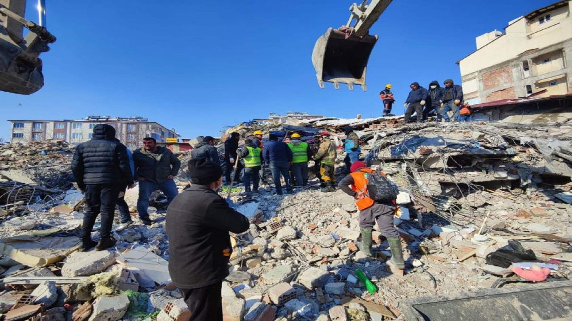 العثور على أحد الناجين تحت أنقاض أحد المباني في منطقة البستان - تركيا استناداً إلى احداثيات مجموعة الدفاع المدني اللبناني