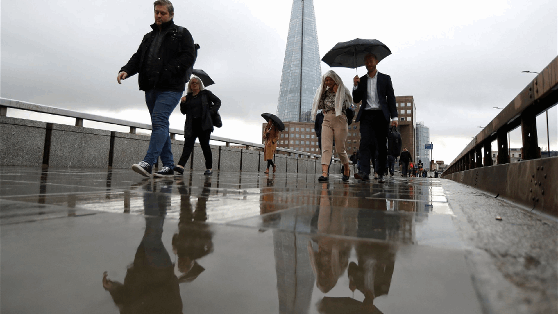 UK economy shows zero growth, narrowly avoiding recession