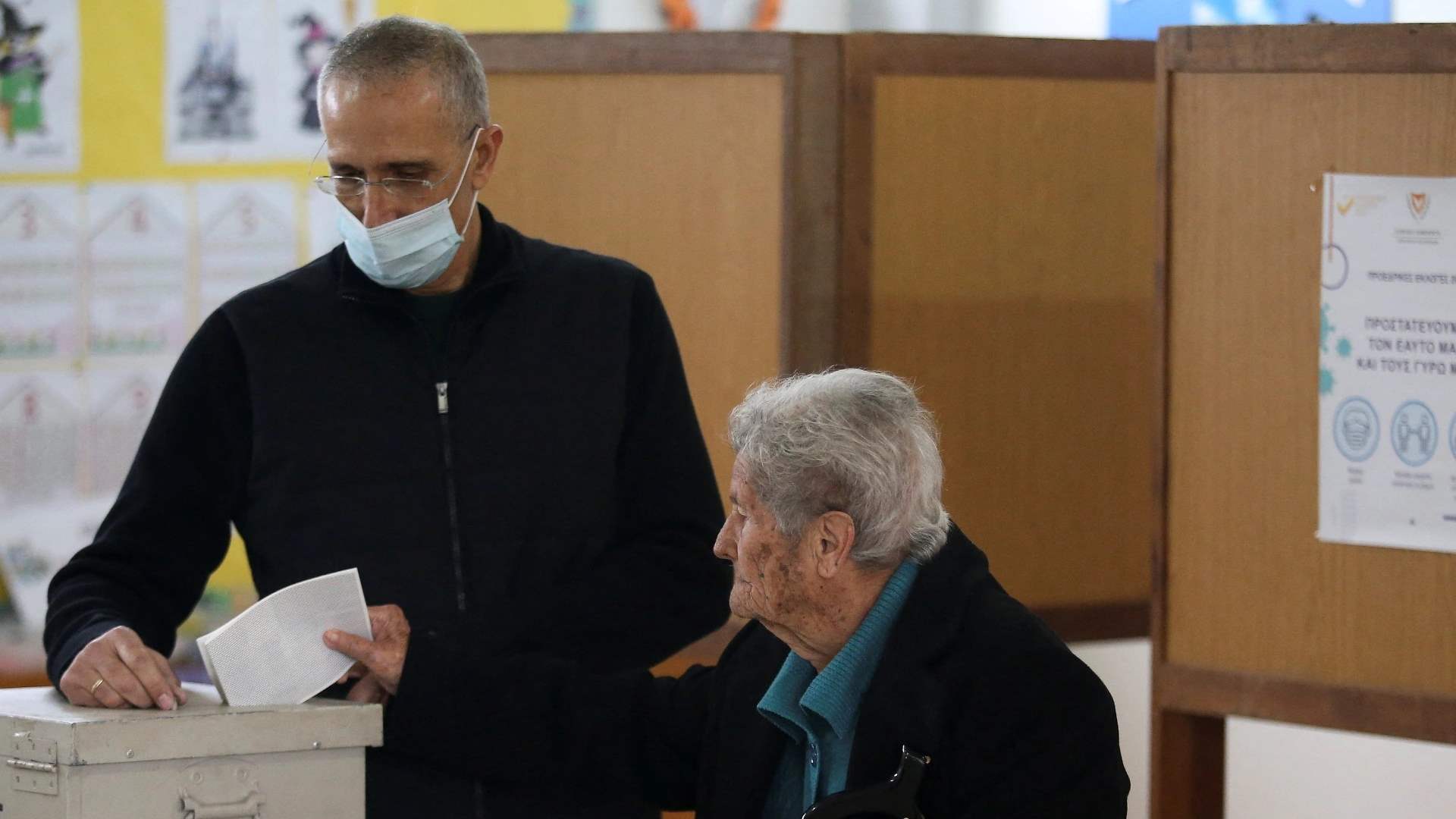 Cypriot diplomats face off in cliffhanger presidential vote