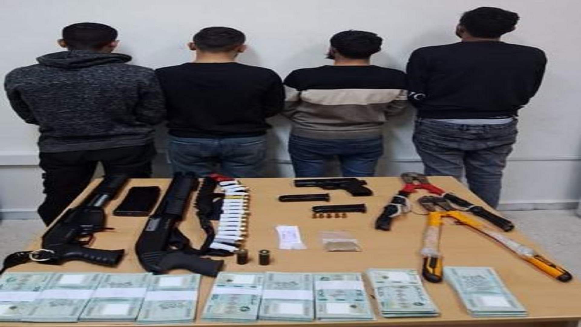 عصابة مسلّحة لسرقة الأسلاك الكهربائية عن الشبكة العامة... وشعبة المعلومات تكشف هوية أفرادها وتوقف 4 منهم