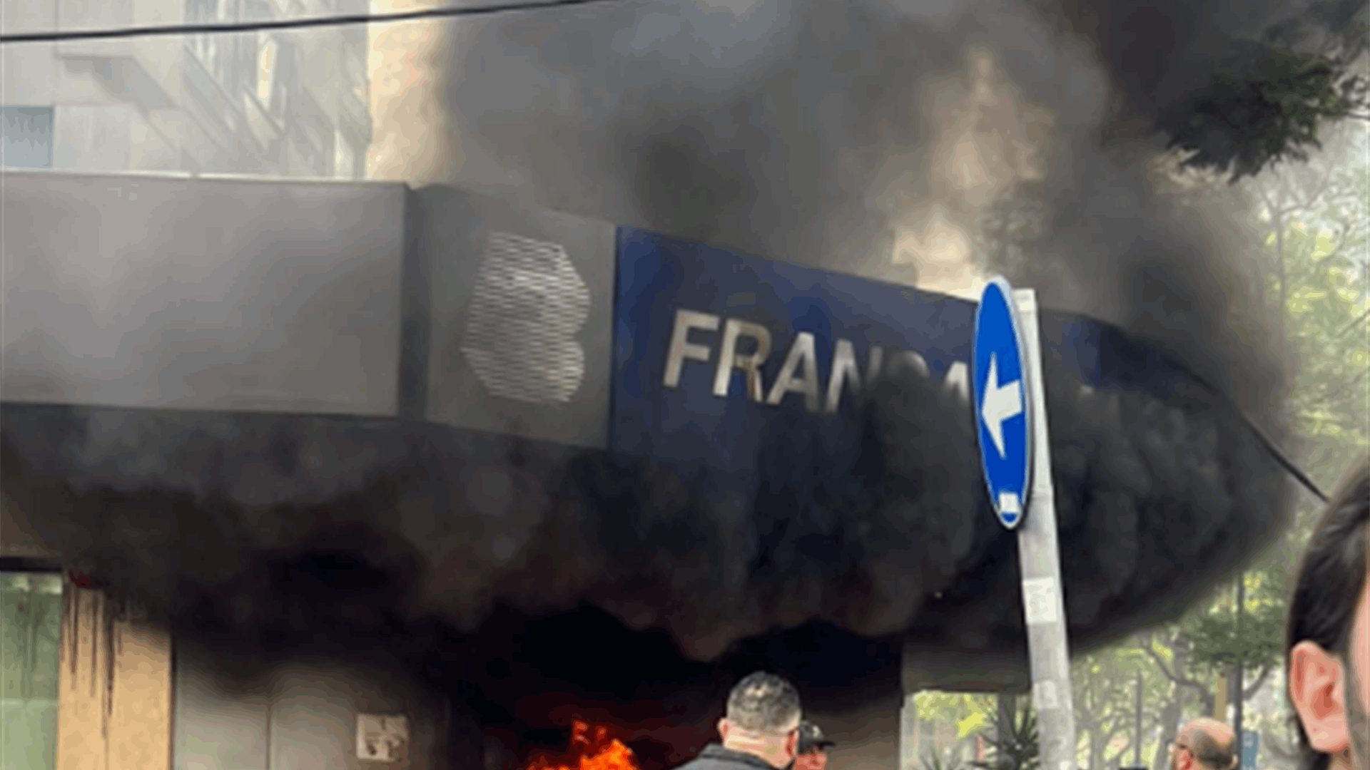 Protesters set several bank branches in Badaro on fire as association strike continues