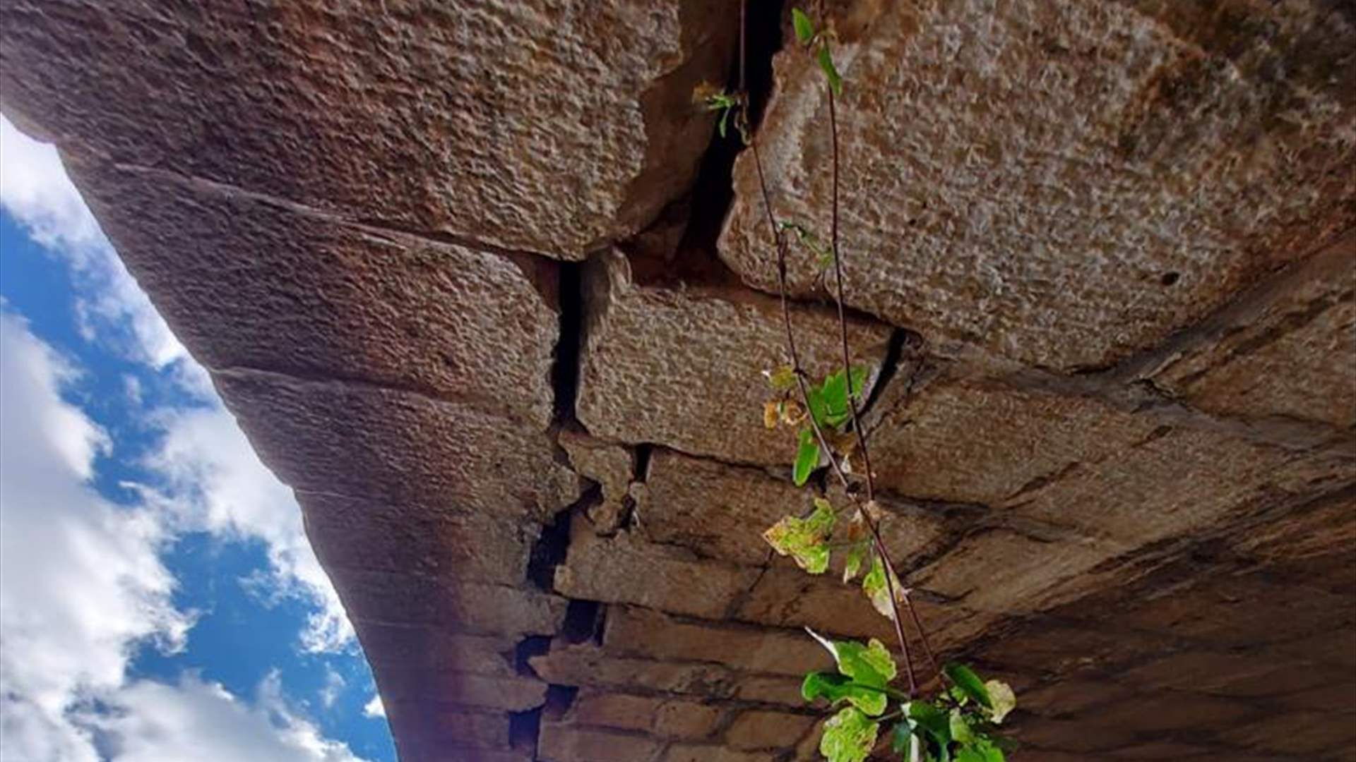 محافظ جبل لبنان يمنع السير موقتا على جسر علمات الأثري في قضاء جبيل