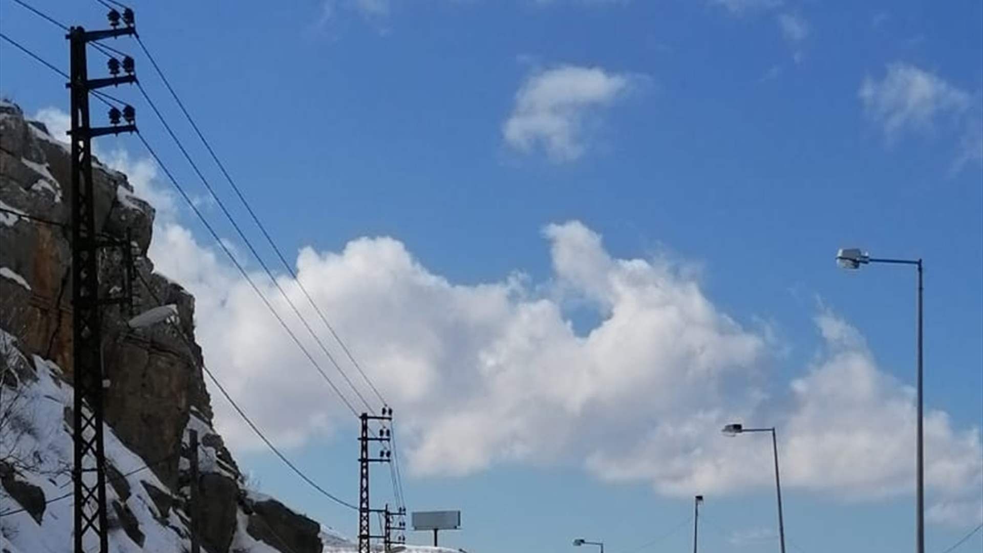 طريق صوفر - المديرج مقطوعة بسبب انهيار صخري وثلجي