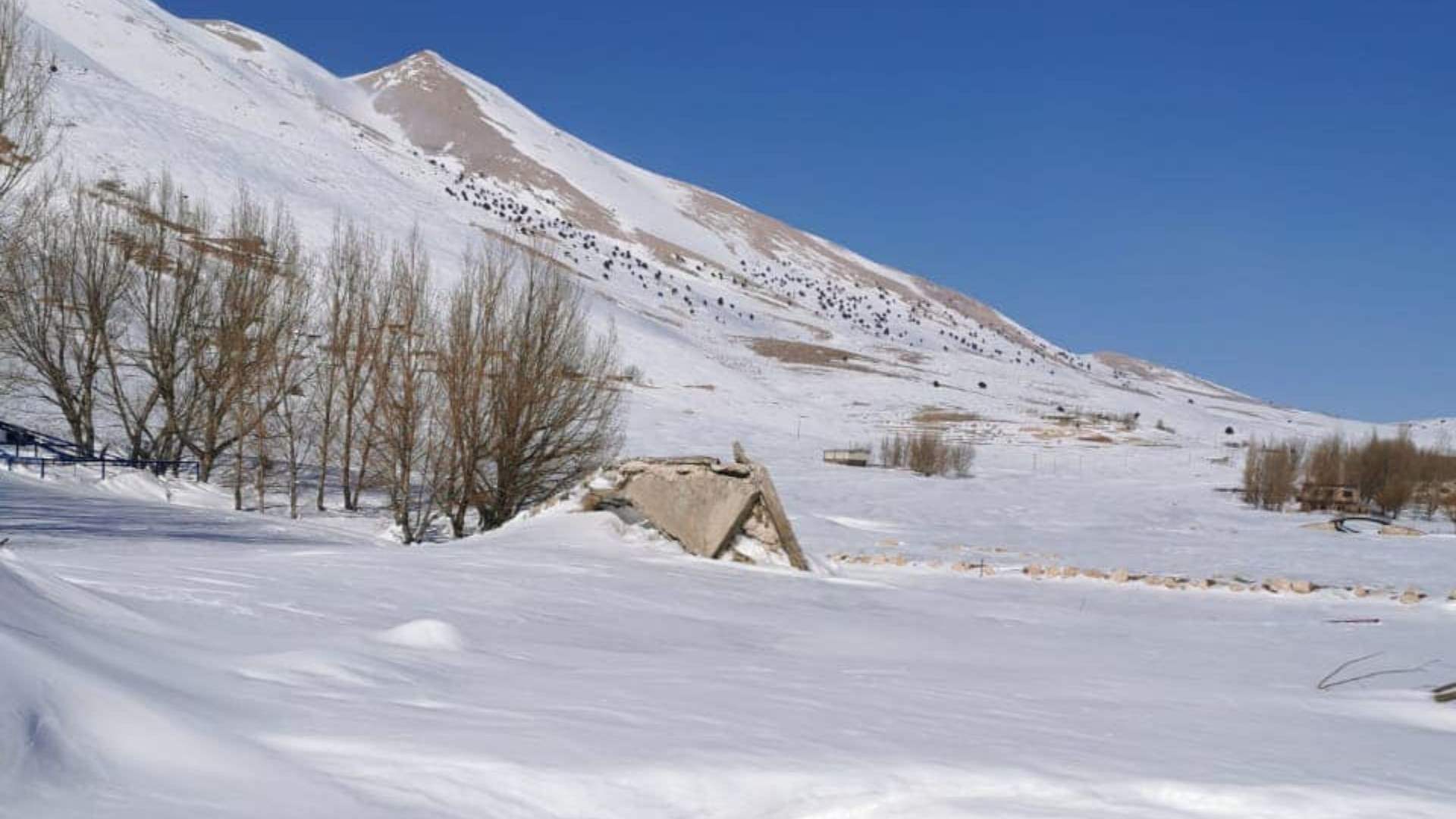 Snow avalanche leaves damages in Oyoun Orghosh 