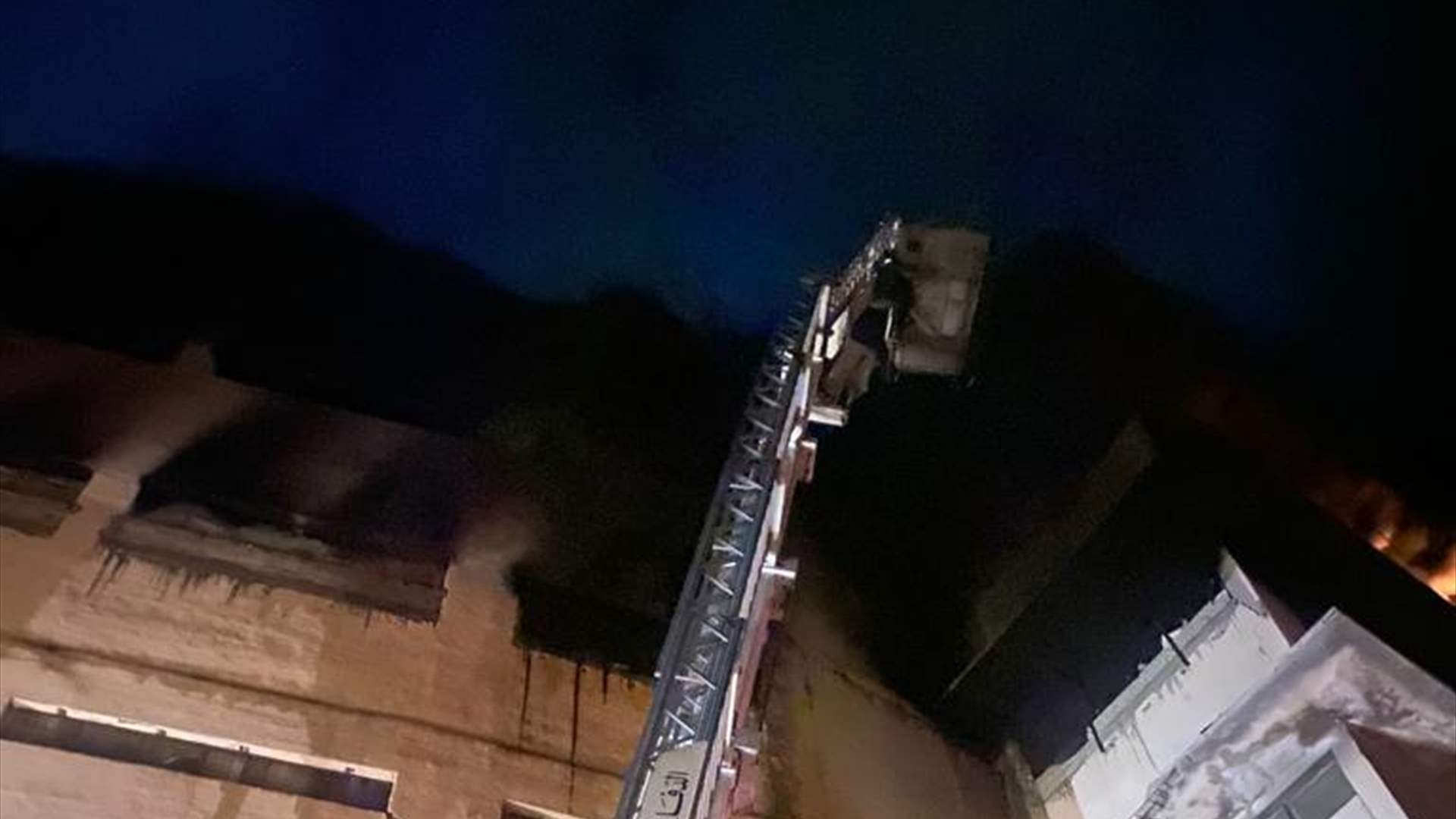 معلومات أولية للـLBCI حول حريق أحد المعامل في الناعمة: ٢٠ شخص على سطح المبنى يعمل الدفاع المدني على إنقاذهم