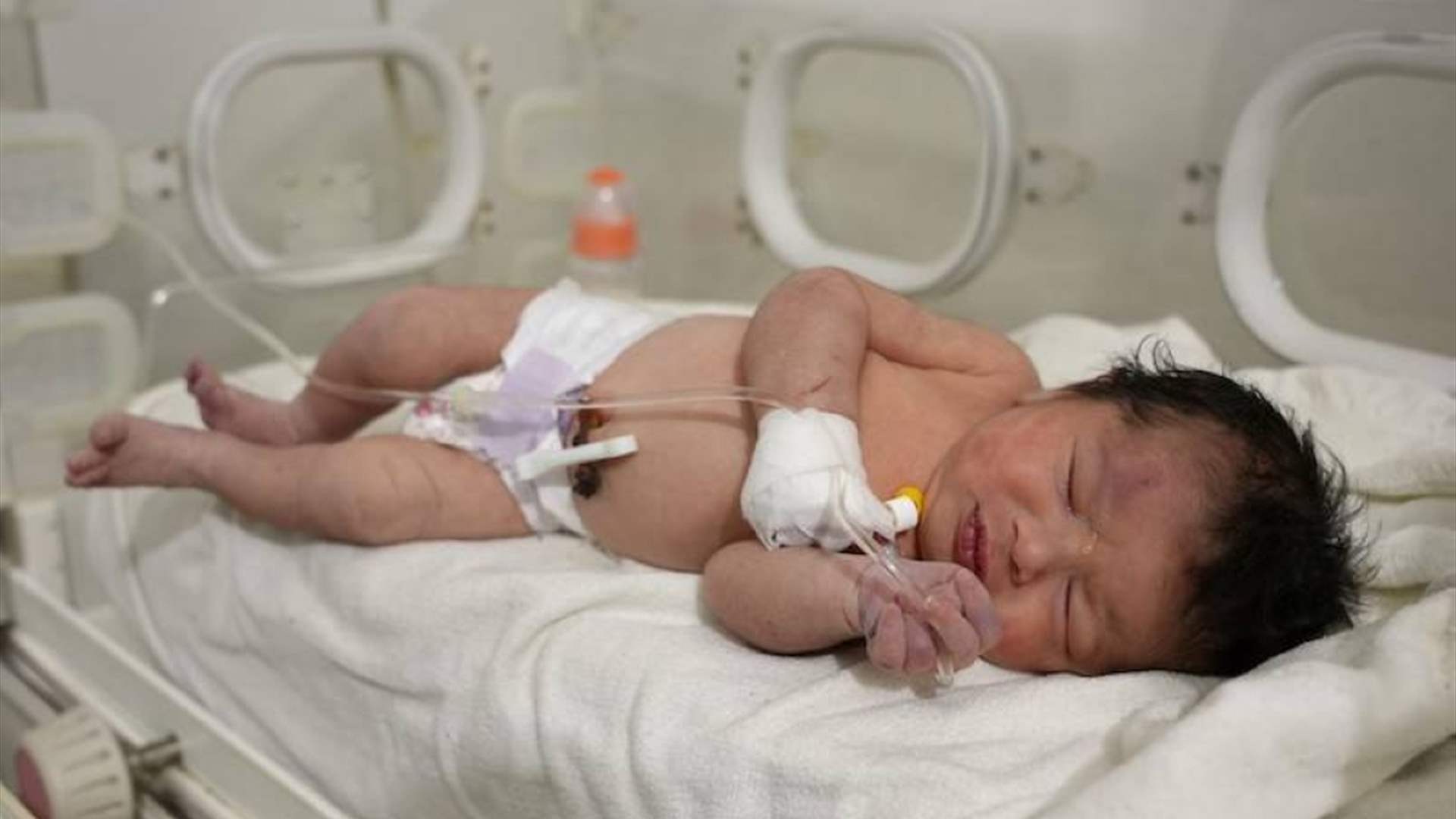 أقرباء الرضيعة السورية المنتشلة من تحت الأنقاض يتكفّلون بها