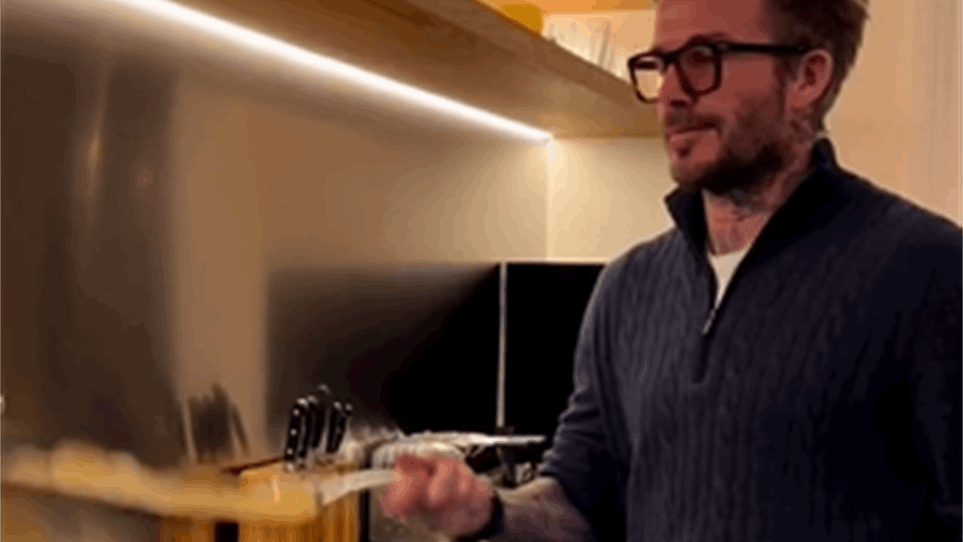 ديفيد بيكهام في فيديو طريف مع مقلاة &quot;البان كيك&quot;: ما زلت بارعاً في ذلك