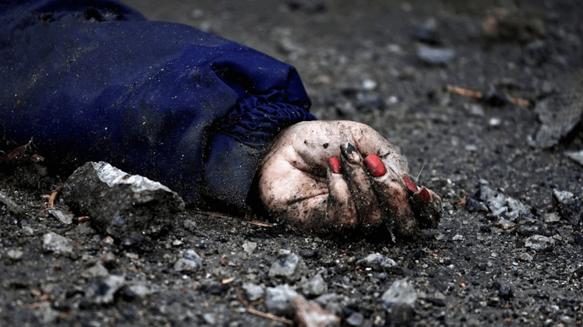How are war crimes in Ukraine being investigated?