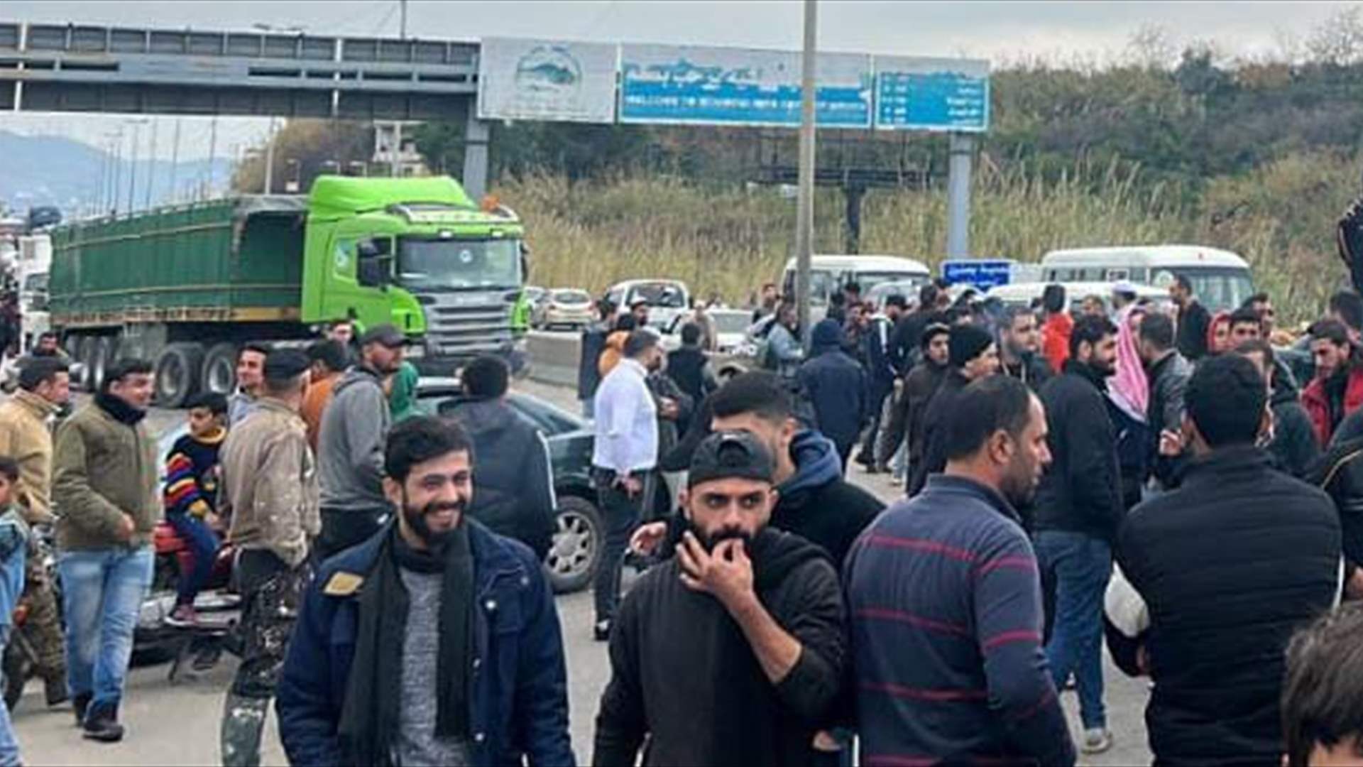 قطع طريق أوتوستراد المحمرة من قبل أهالي الشيخ مفقود شعيب رفاعي