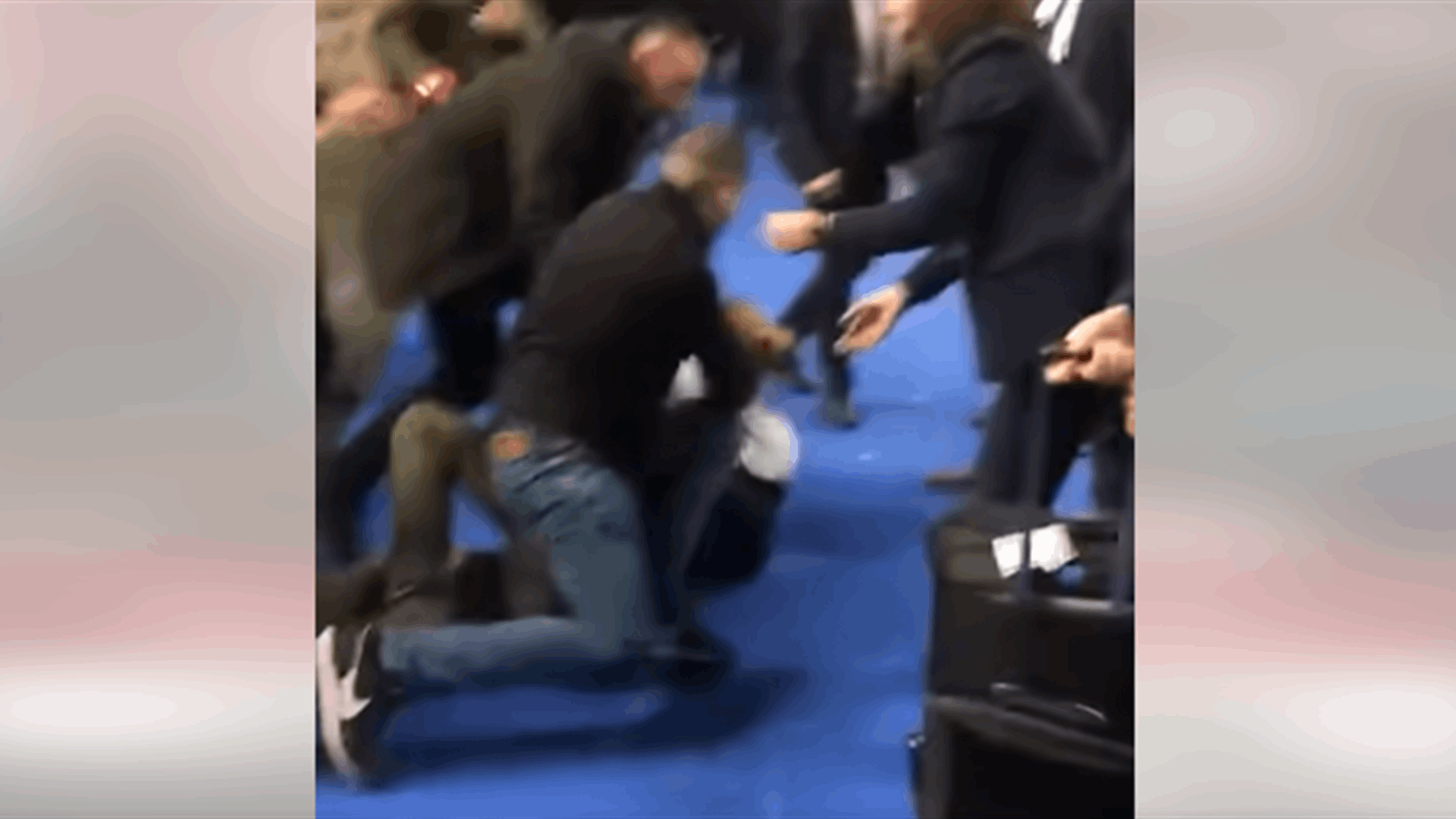 نشطاء بيئيون يهاجمون الرئيس ماكرون في باريس (فيديو)