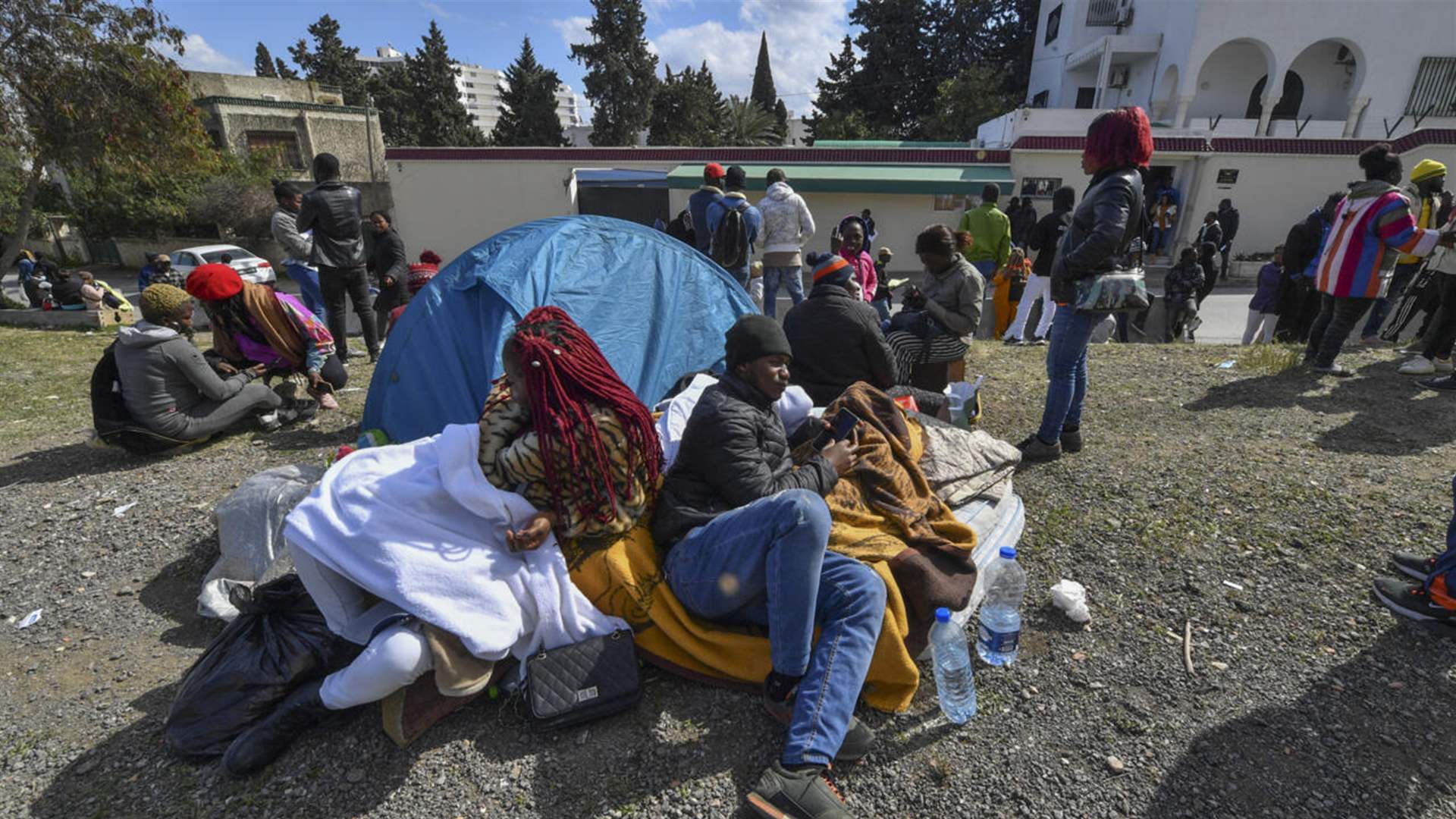 سفارة ساحل العاج تتكفل بإيواء 55 مهاجرا بعد طردهم من منازلهم في تونس