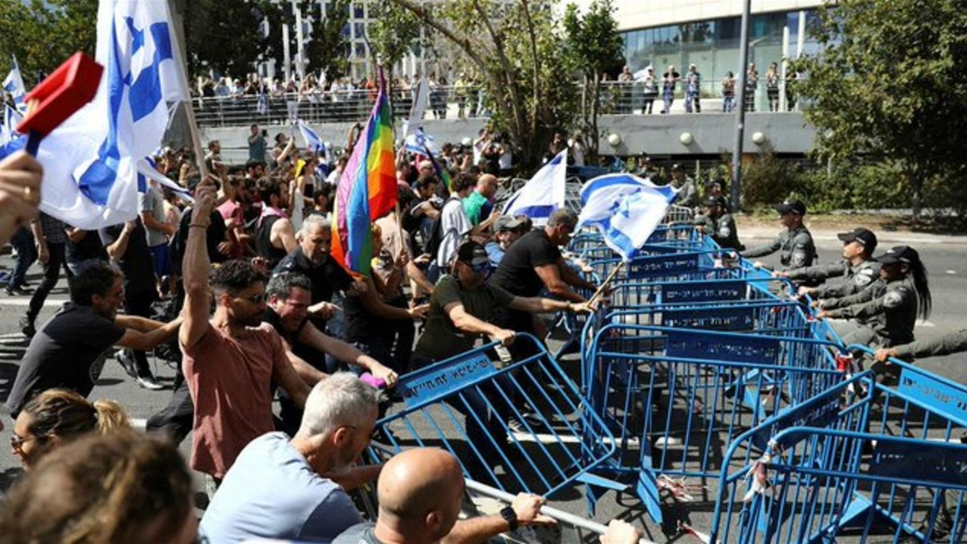 الشرطة الإسرائيلية تشتبك مع متظاهرين ضد الإصلاح القضائي في تل أبيب