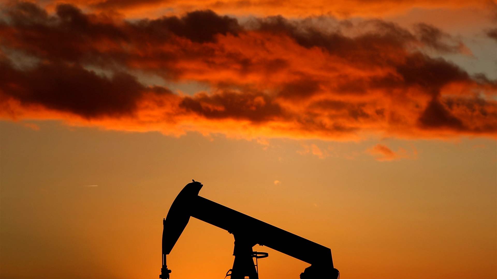 Oil prices stable, heading for weekly gain