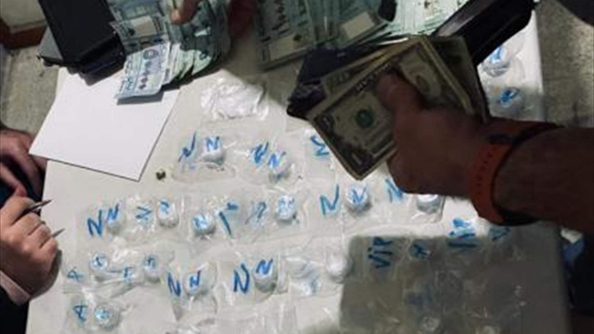 مروّجا مخدرات ينشطان في عدة مناطق ضمن بيروت...