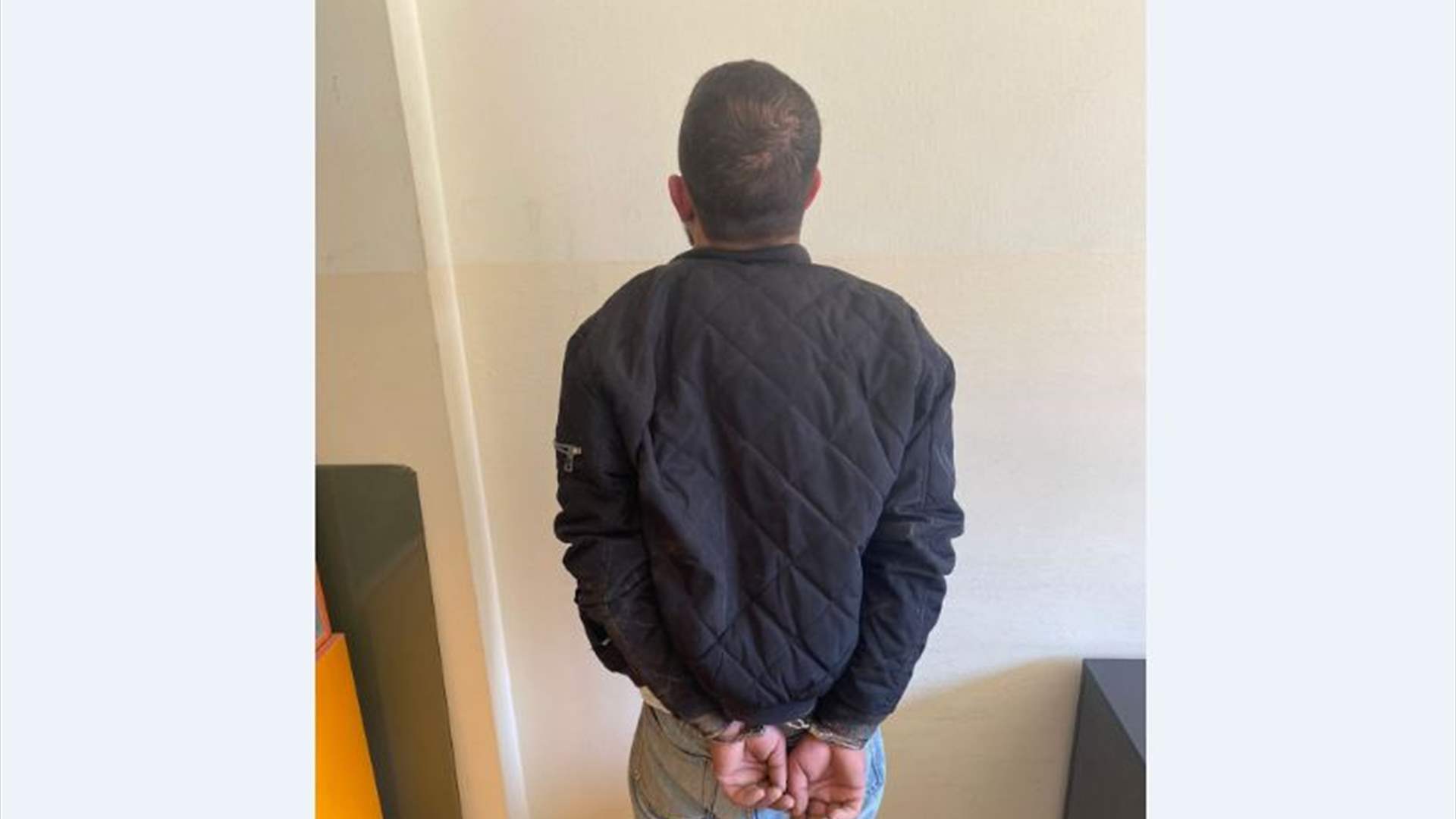 شرطة بلدية كفررمان تلقي القبض على سوري يتلصص على منازل البلدة