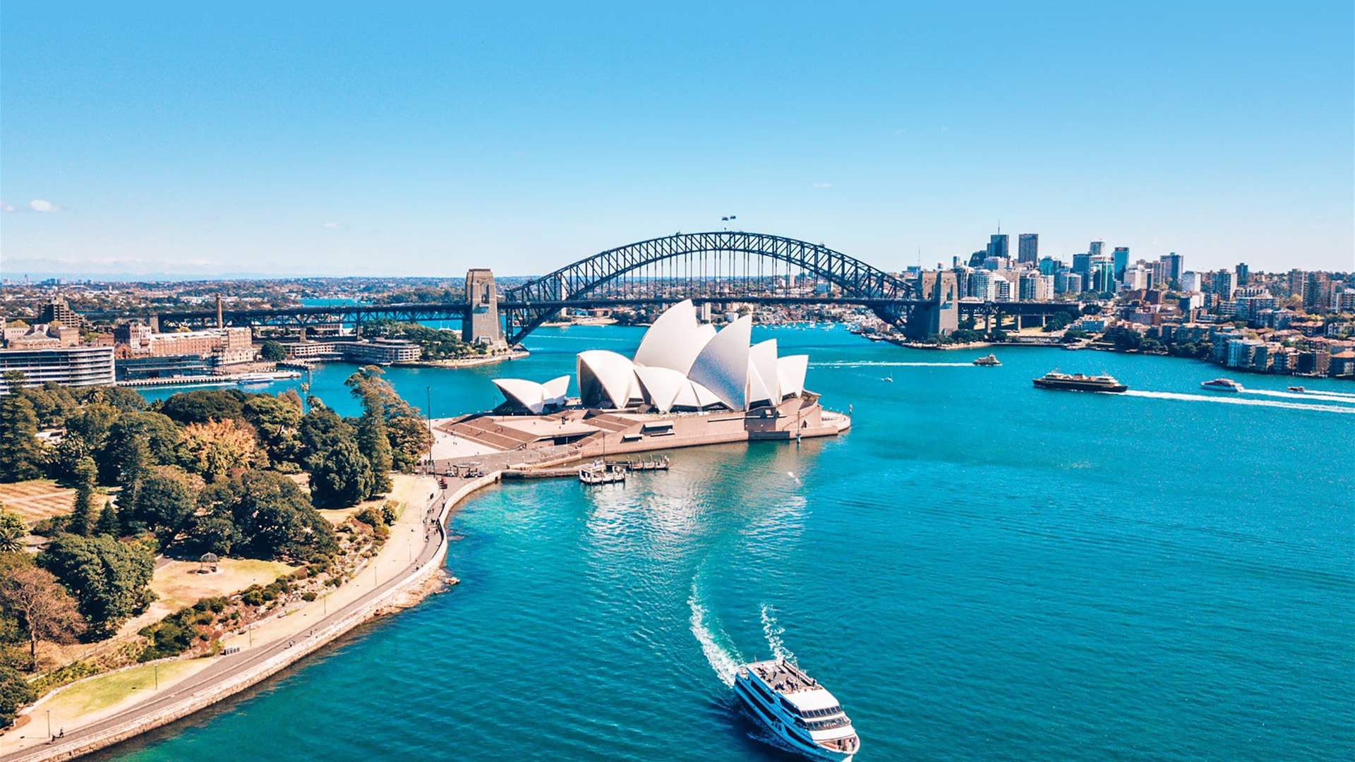 Sydney swelters through autumn heat wave, bush-fire threat looms