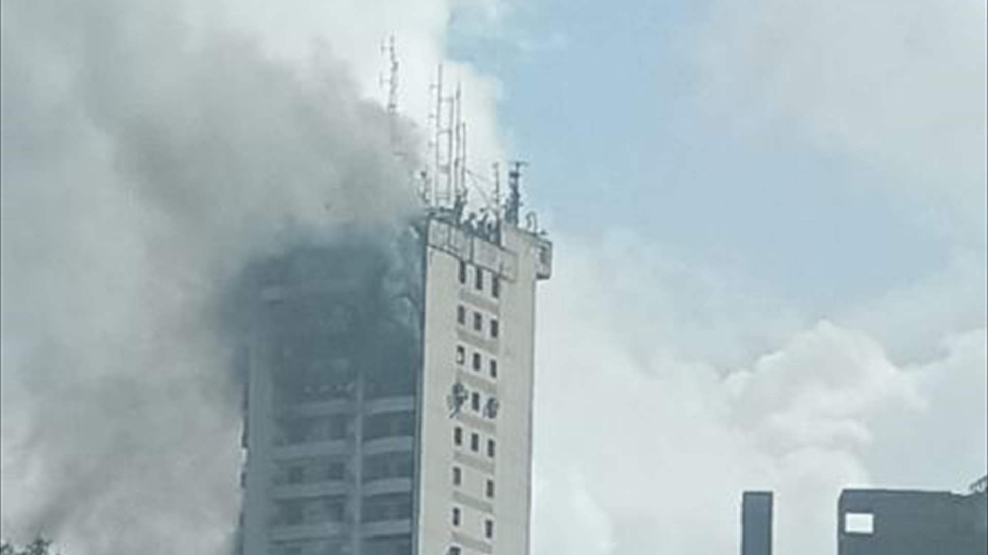 حريق في مبنى سكني في الأشرفية... والدفاع المدني يعمل على إخماد النيران