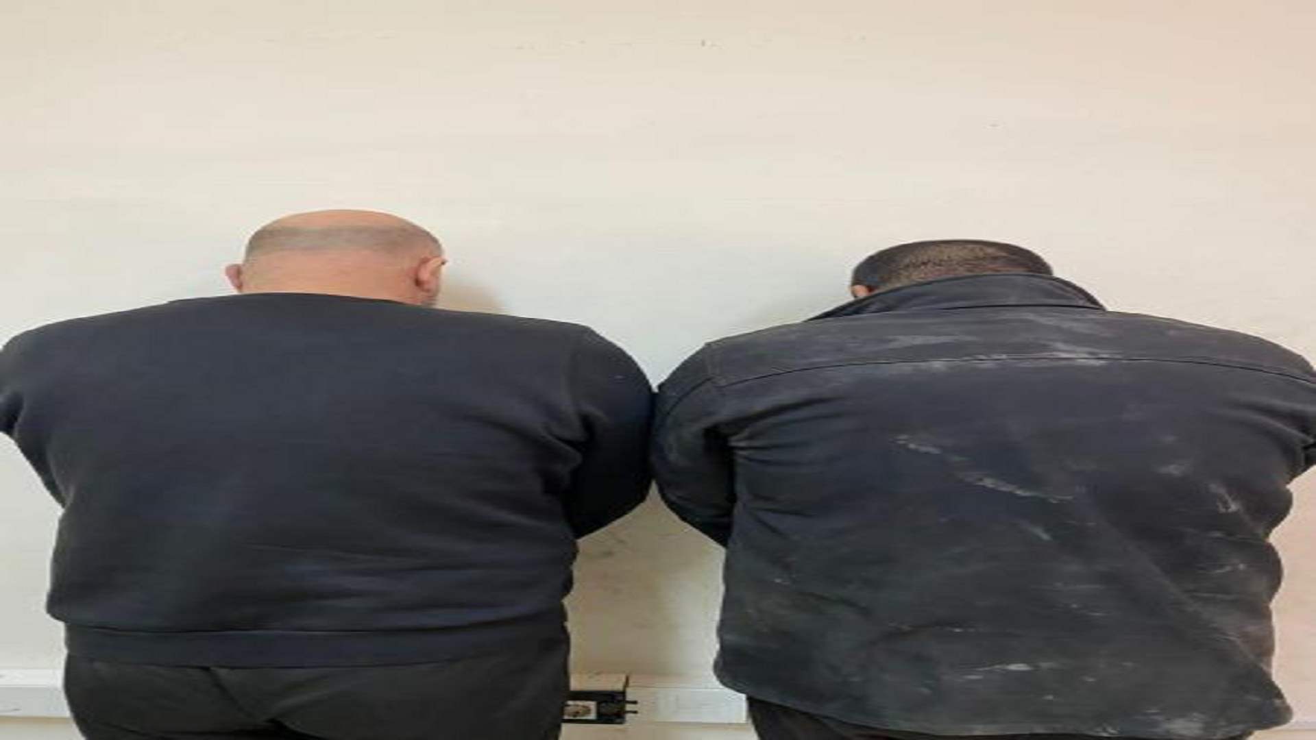 اقتحموا أحد المنازل مهدّدين من بداخله بقوة السلاح وسرقوا من خزنة حديدية مالاً ومجوهرات... وشعبة المعلومات كشفت هويتهم وأوقفت اثنين منهم