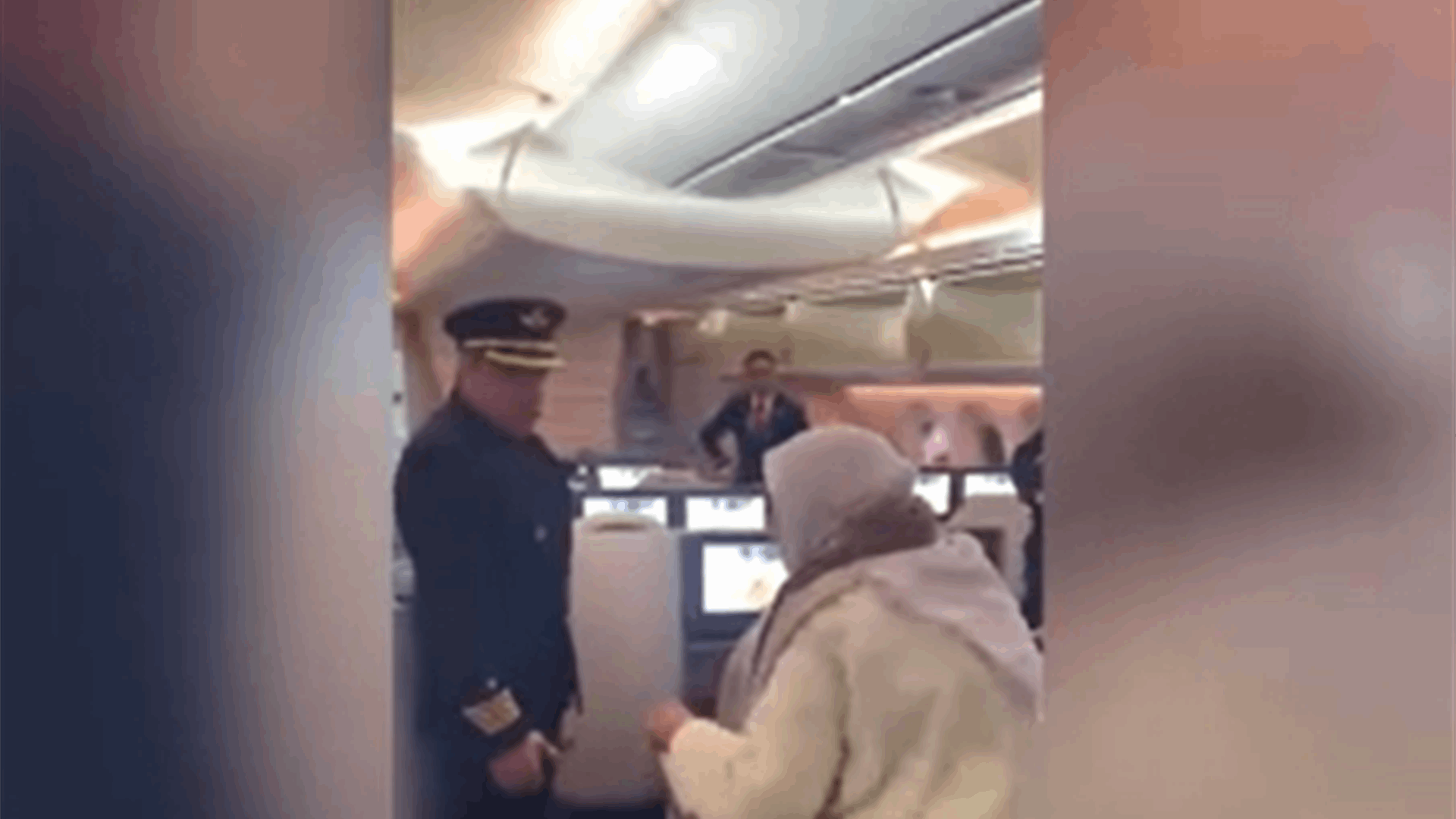 طيّار يحقق أمنية مسنة فلسطينية... طلبت رؤية القدس ونابلس من قمرة القيادة! (فيديو)