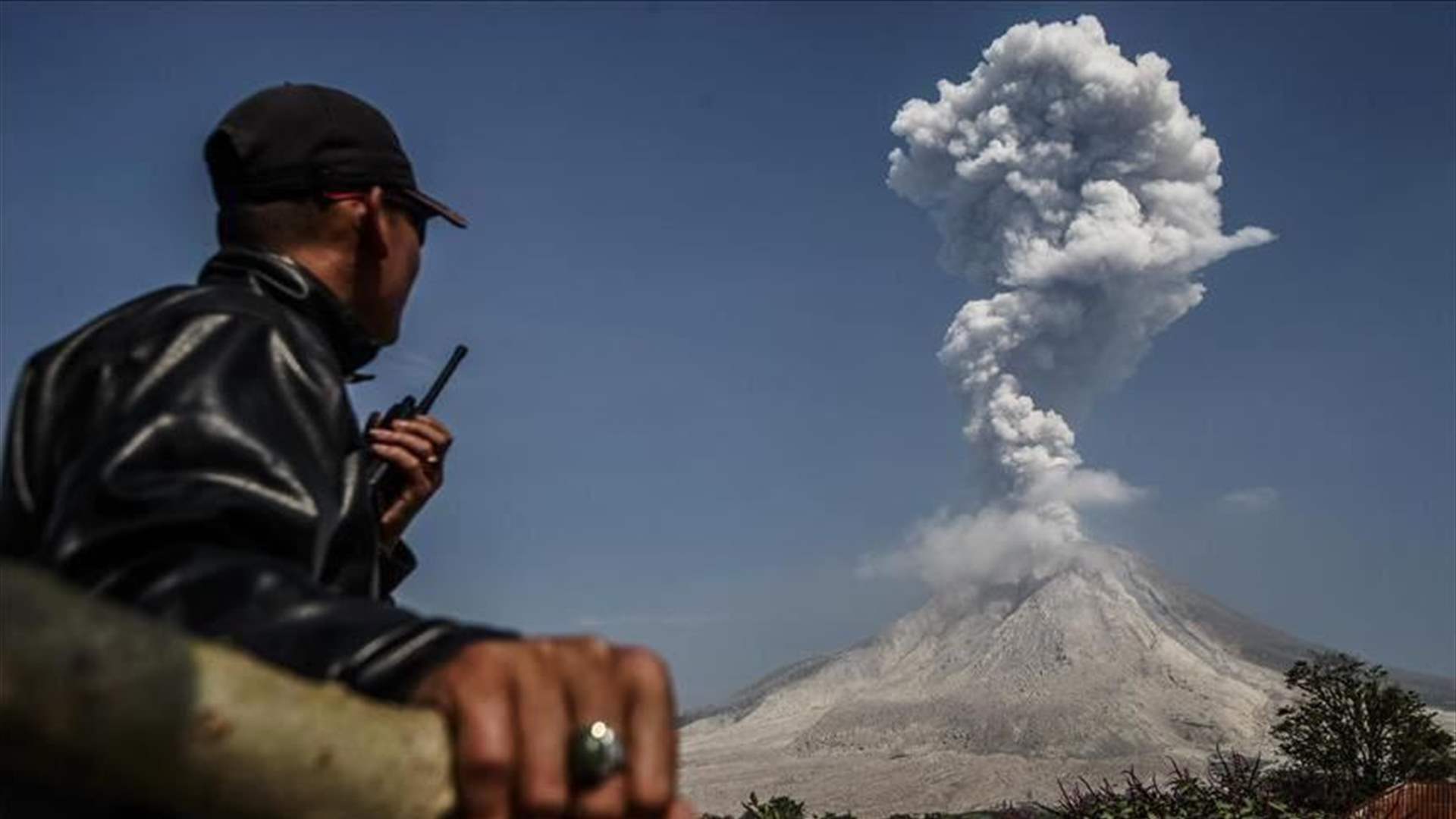 قرى بأكملها غطاها الرماد بعد انفجار بركان ميرابي في إندونسيا