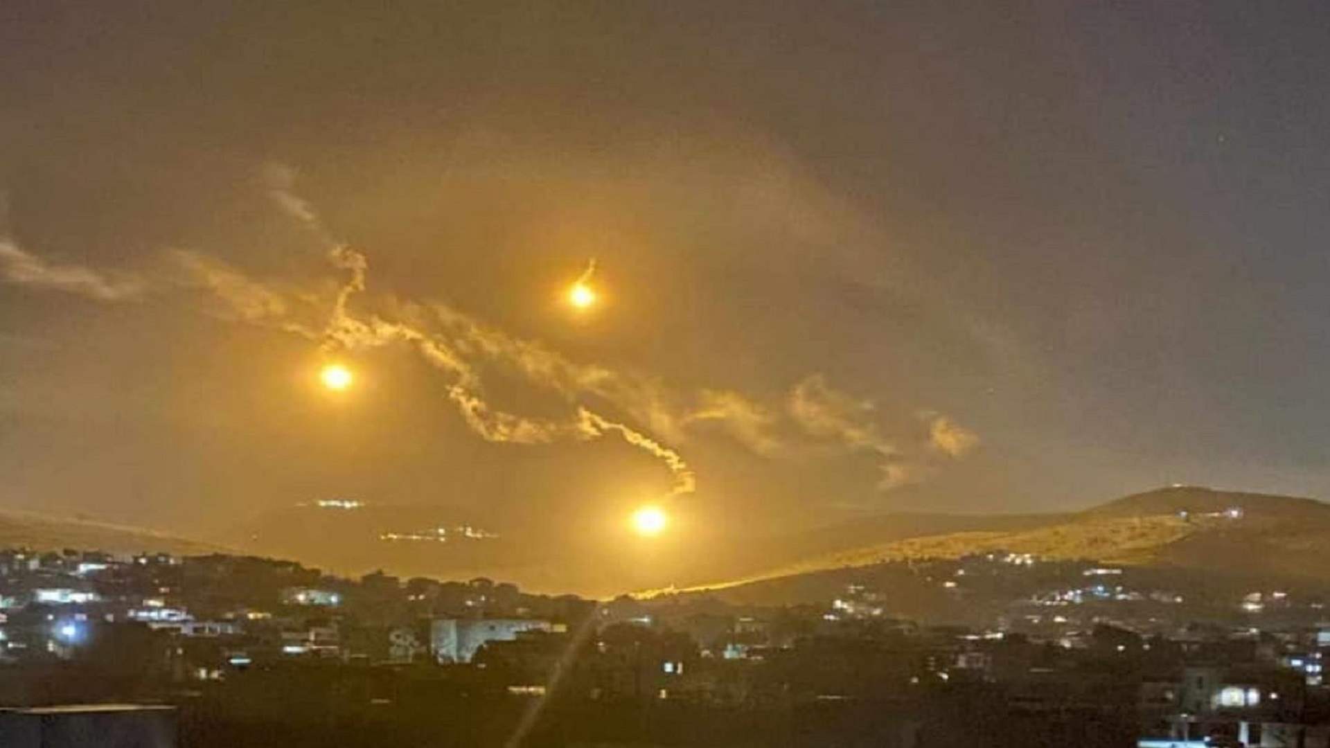 القوات الاسرائيلية أطلقت قبل قليل عددا من القنابل المضيئة فوق منطقة سعسع في خراج بلدة رميش الحدودية وسط تحليق طائرة استطلاع فوق المنطقة