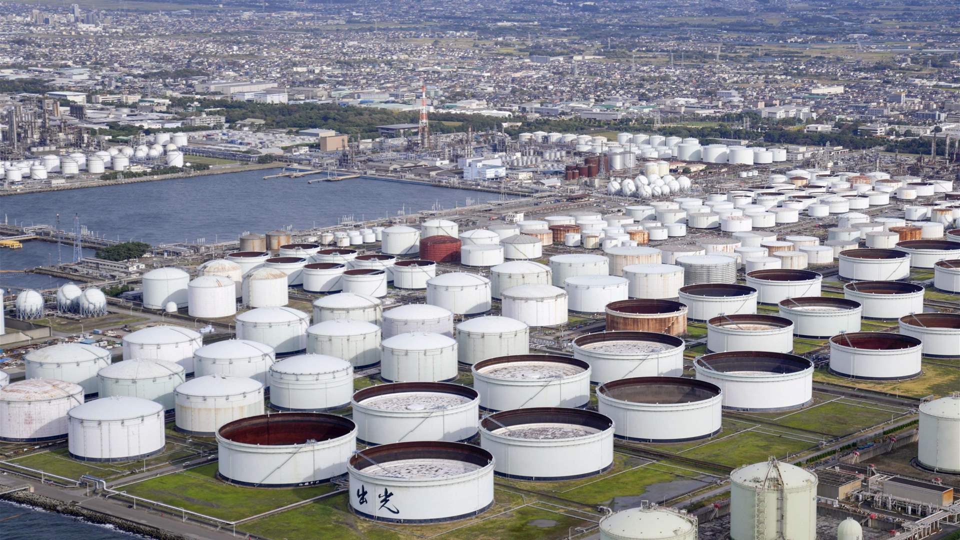 Oil falls more than $2 on banking concerns, likely Fed rate hike