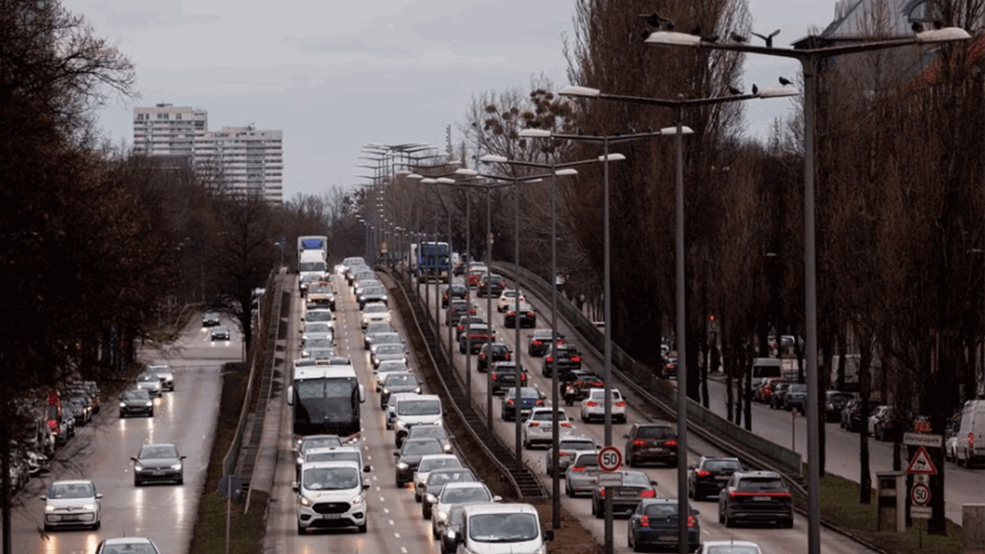 EU drafts plan to allow e-fuel combustion engine cars