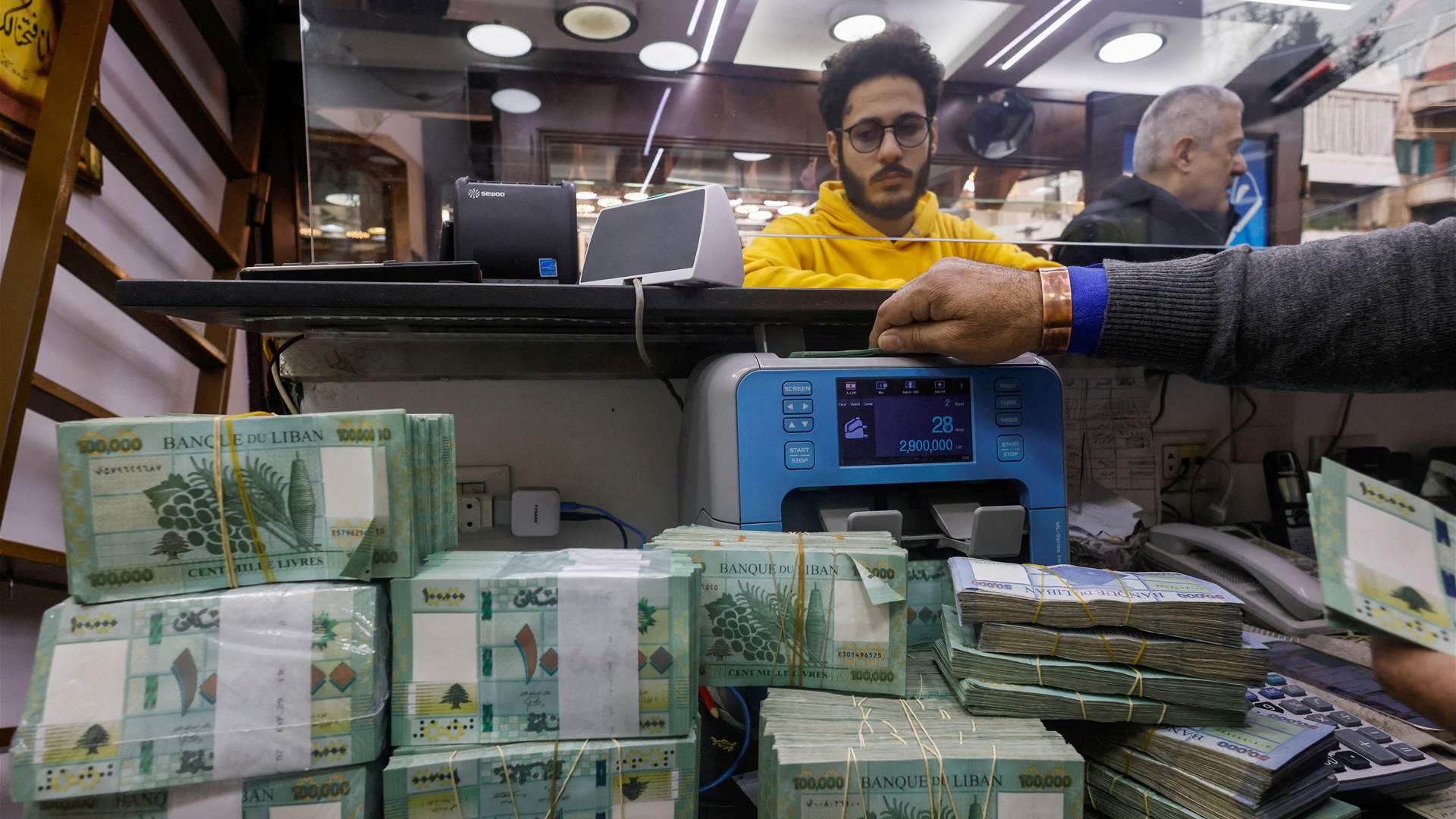 Lebanon considers printing new banknotes as inflation soars