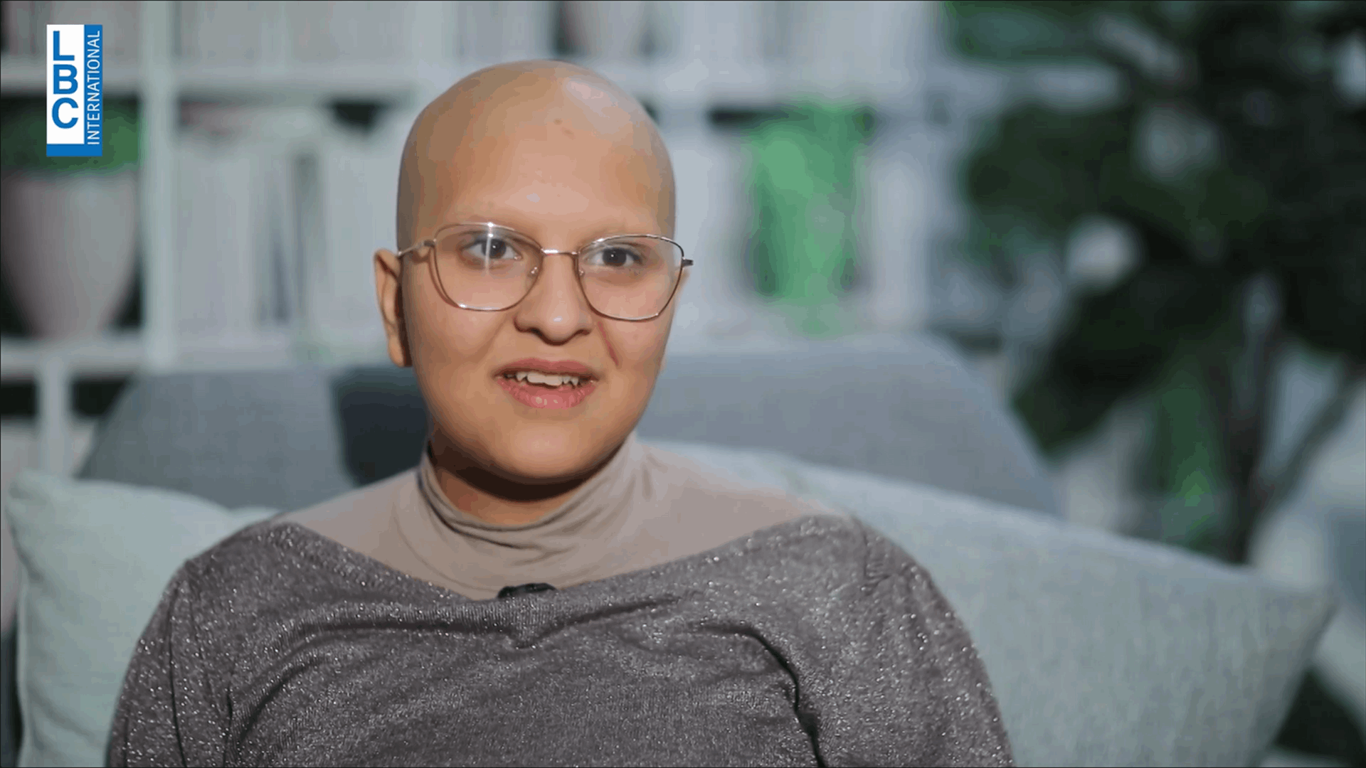 بعد خلعها الشعر المستعار... رينا تطلّ من جديد مع رسالة شكر: "مالك مكتبي منحني القوة والشجاعة" (فيديو)