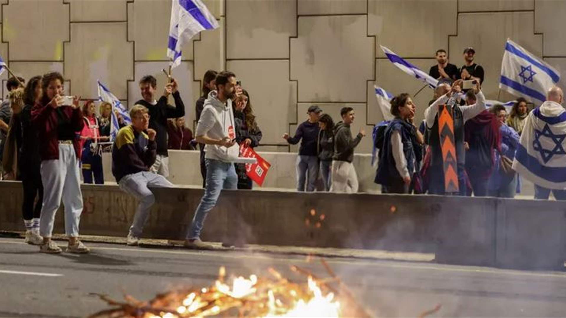 احتجاجات على نطاق واسع في إسرائيل بعد إقالة غالانت والجيش الاسرائيلي يرفع حالة التأهب 