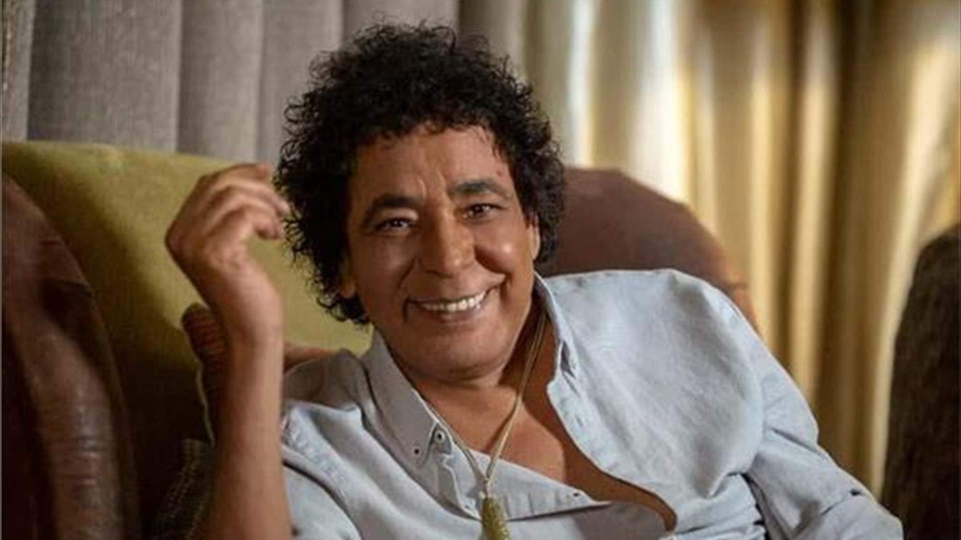 محمد منير ينتعل فردتي حذاء مختلفتين... شاهدوا الصورة الّتي غزت الانترنت!