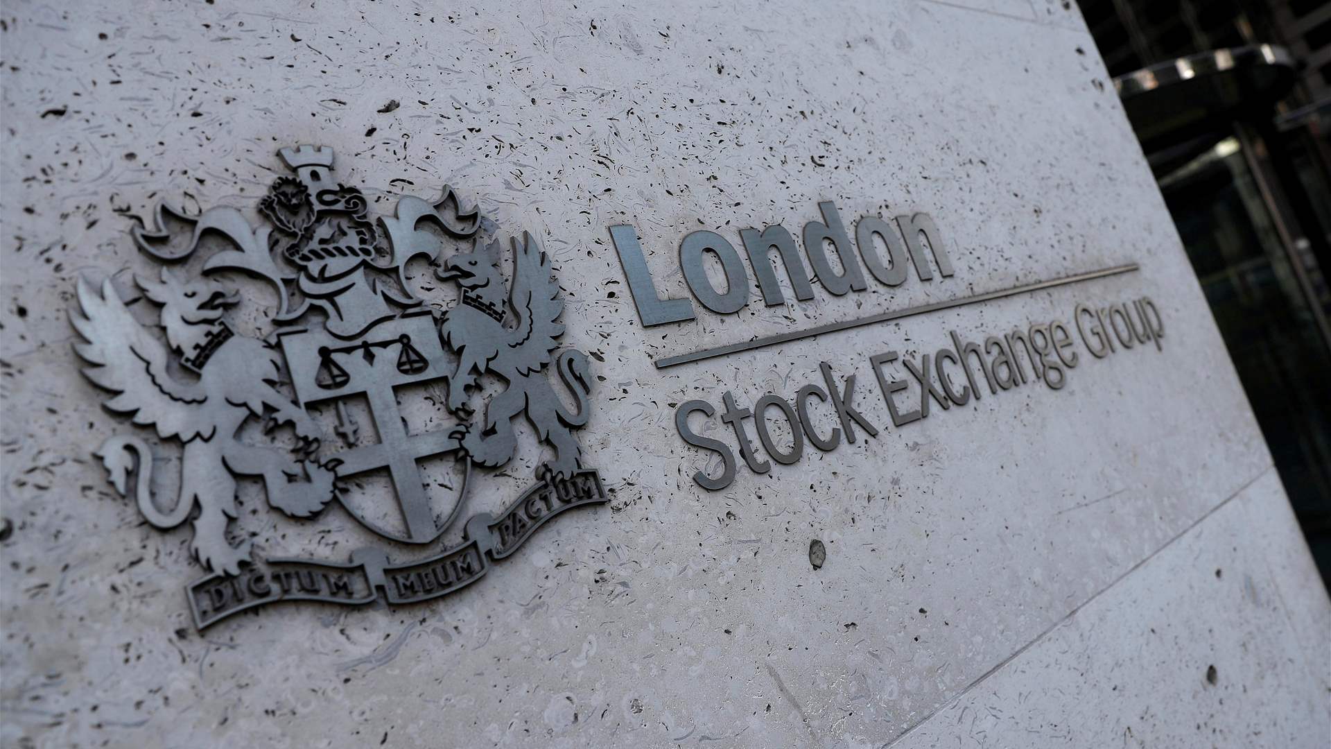 Lenders, energy stocks help London stocks extend gains