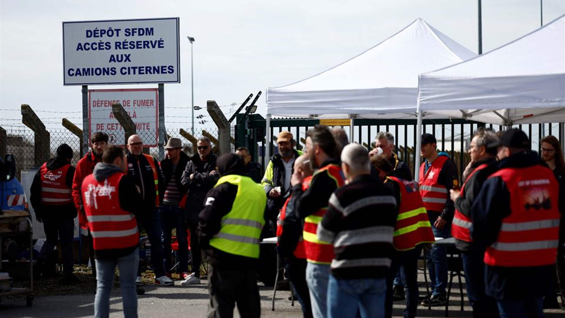 French industrial strikes limit fuel supply, hit crude prices