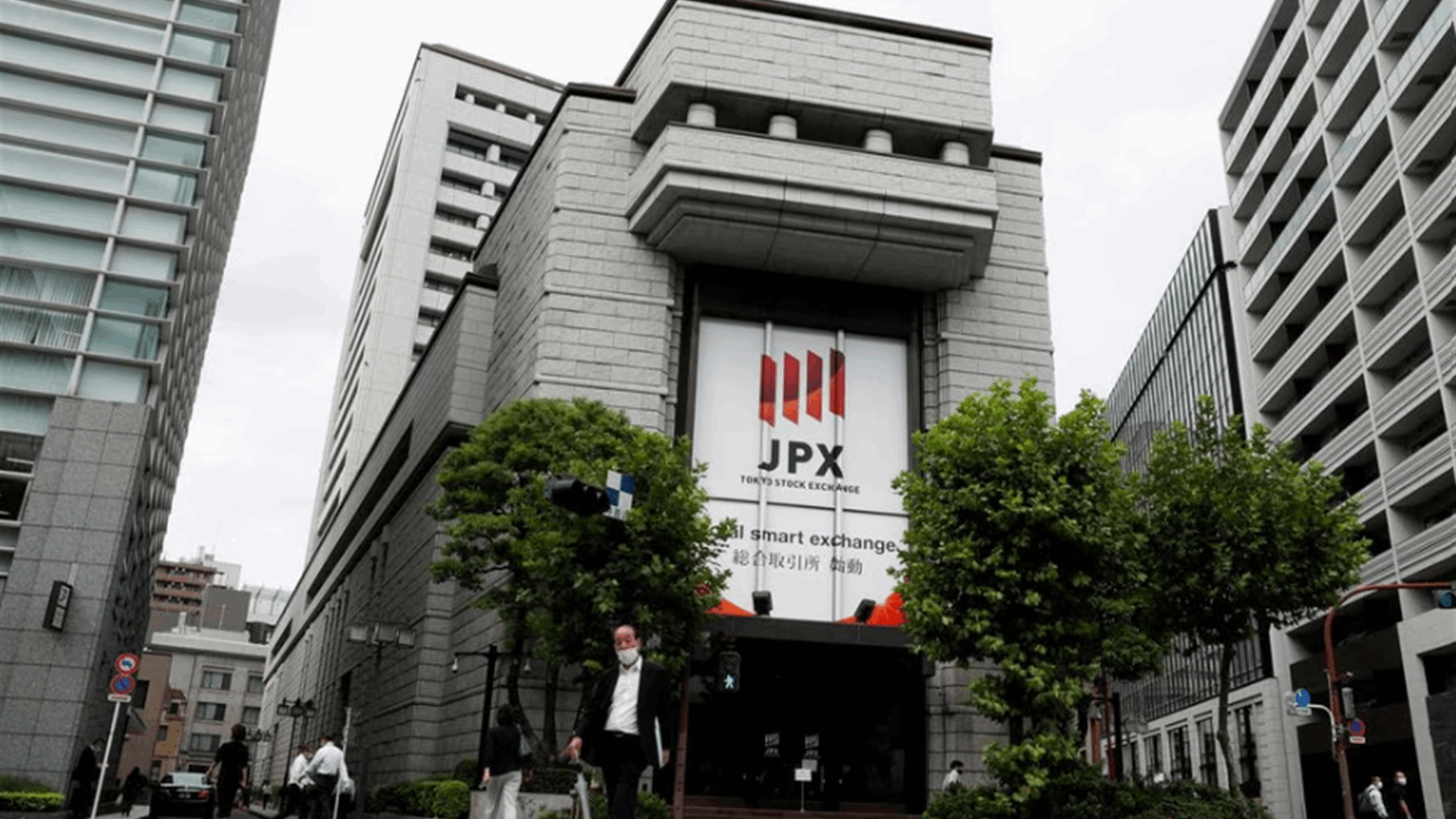 Shares rise as bank support emboldens investors