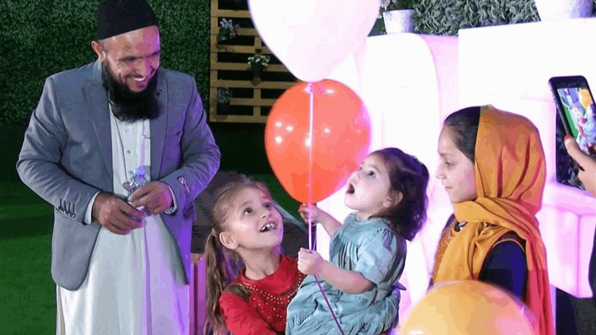 بعد نقلها إلى قطر جرّاء انفجار مطار كابول... طفلة أفغانية تعود لأحضان عائلتها (فيديو) 