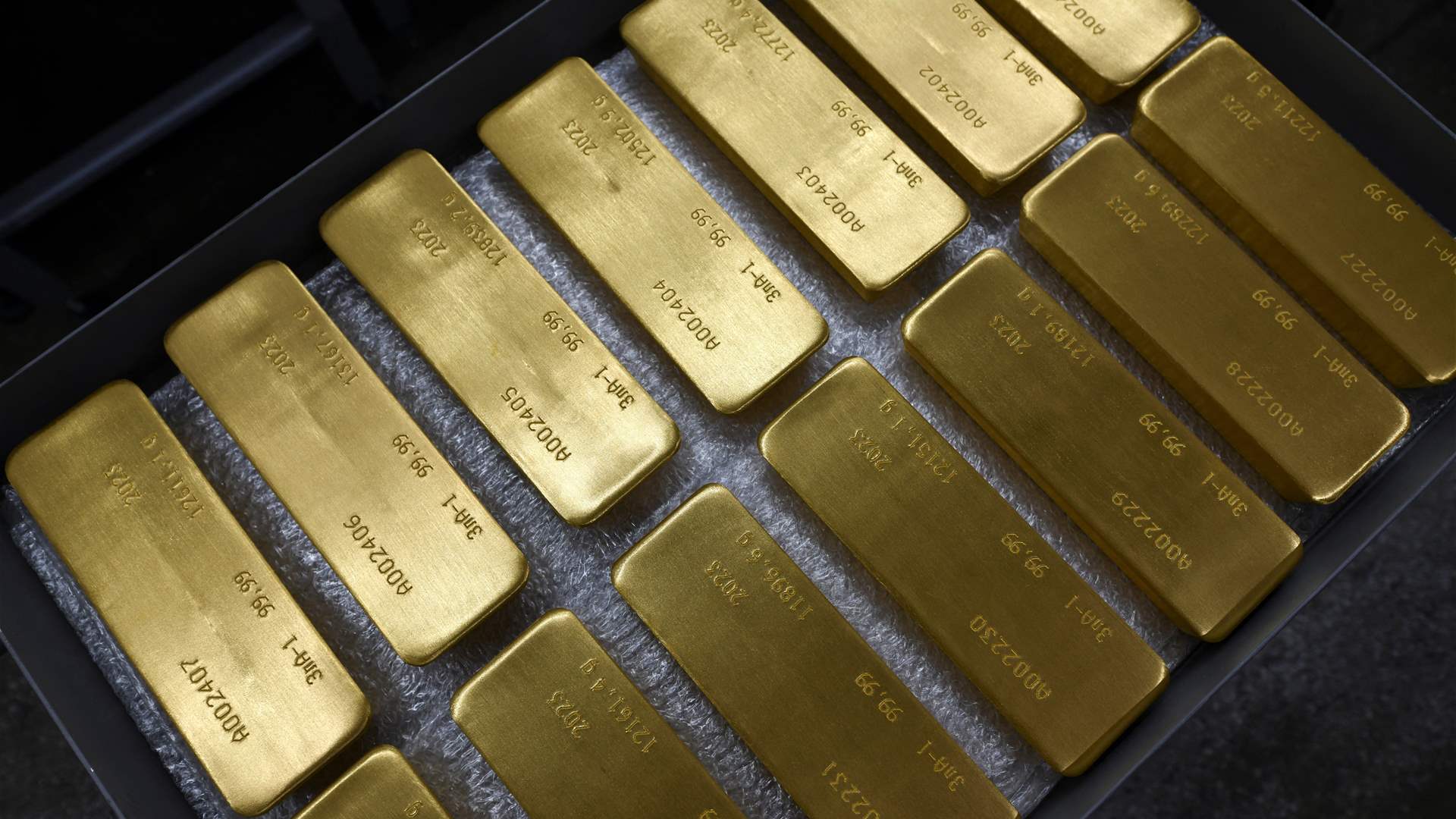 Gold reverses early losses as dollar retreats