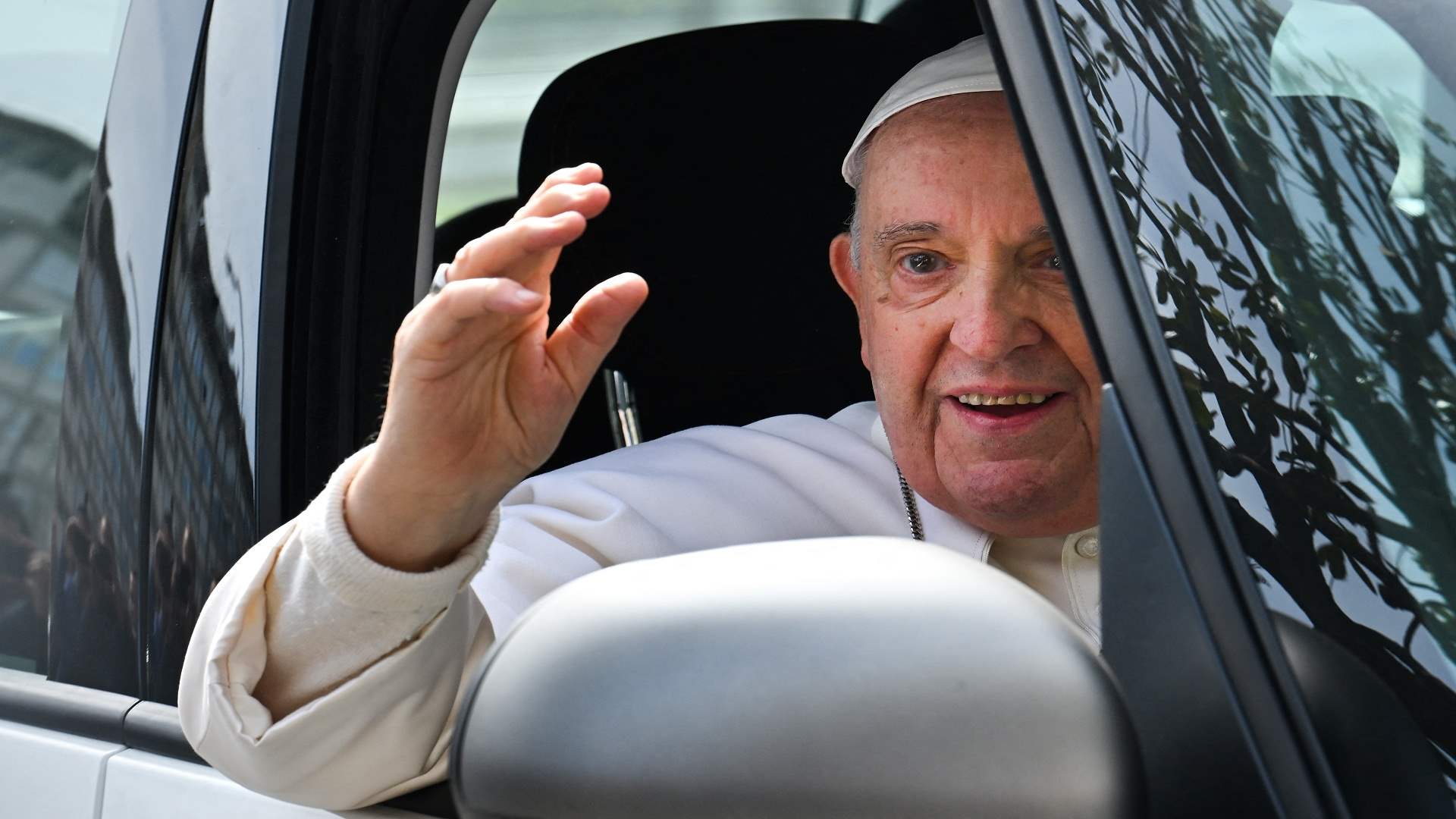 البابا فرنسيس يخرج من المستشفى: &quot;لا أزال على قيد الحياة&quot;